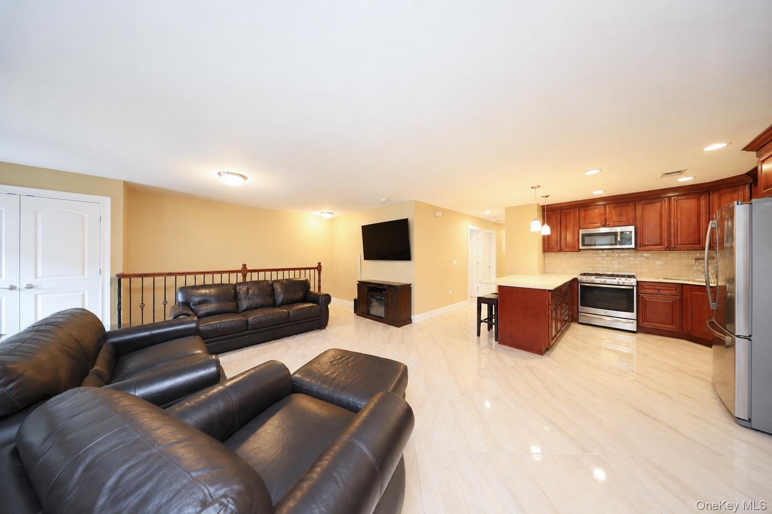 3rd image of 15 Wiltshire Ln, New York, NY 10309 | MLS# 1038571