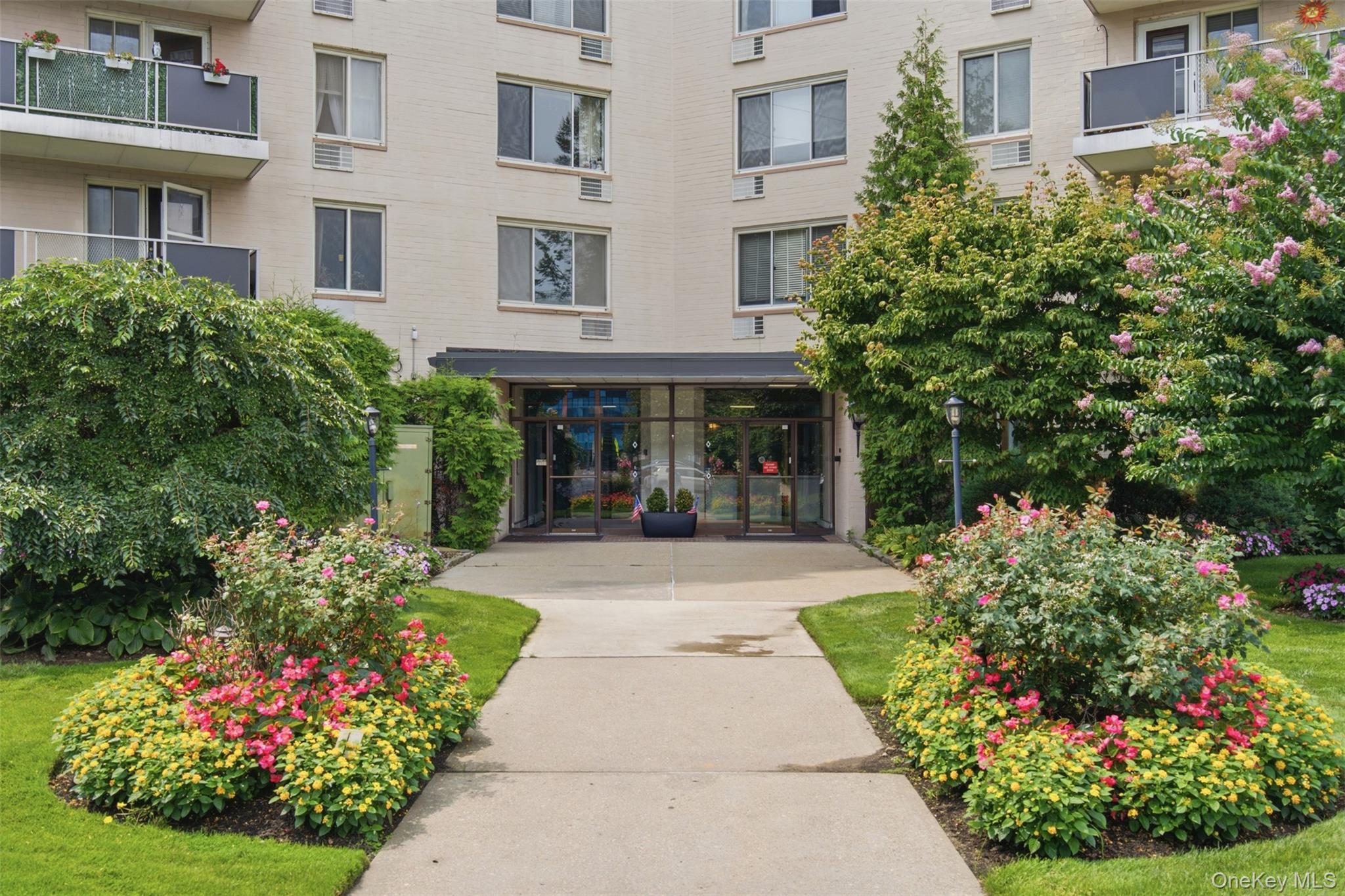3rd image of 135 Post Ave #2J, North Hempstead, NY 11590 | MLS# 1038701