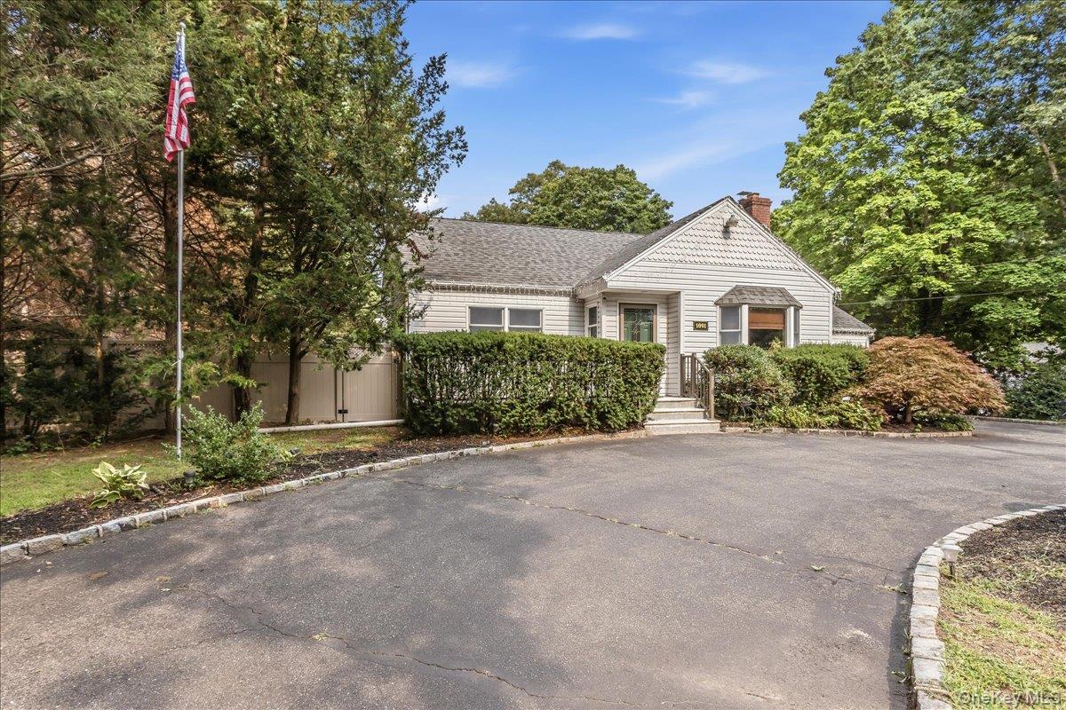 2nd image of 1091 Westminster Ave, Huntington, NY 11746 | MLS# 1038771