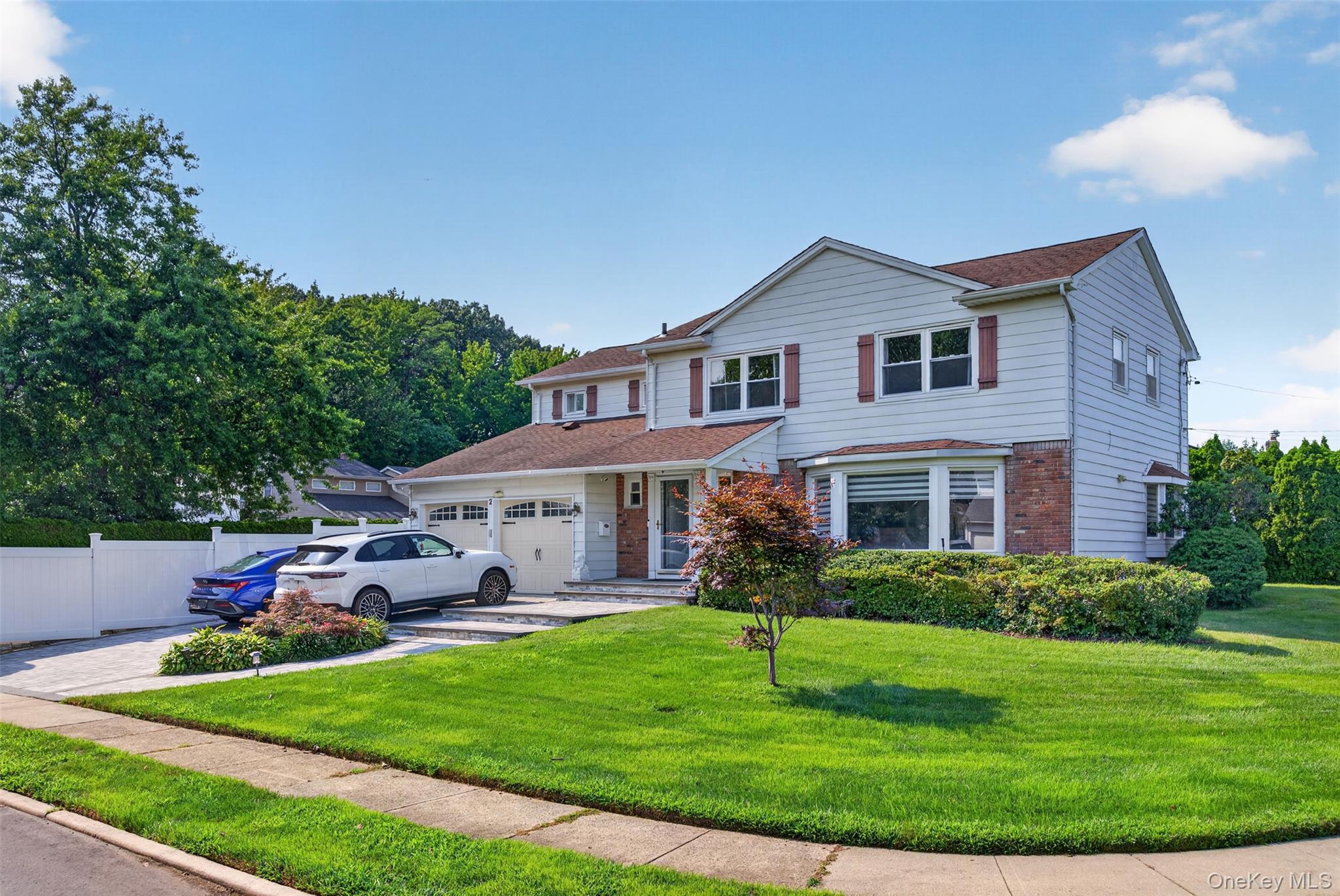 2nd image of 2 Foxhurst Ct, North Hempstead, NY 11040 | MLS# 1038820