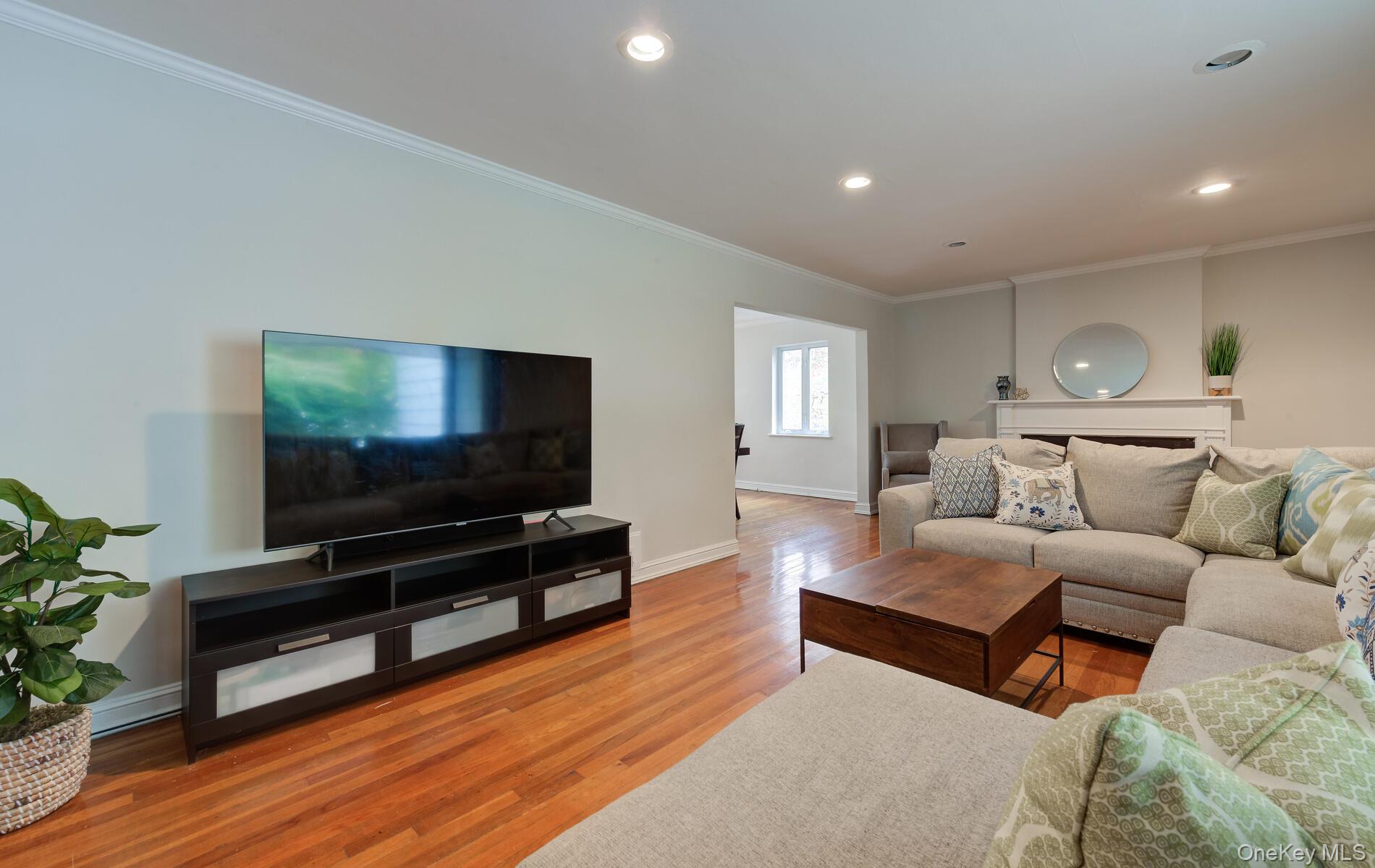 2nd image of 9 Wimbleton Ln, North Hempstead, NY 11023 | MLS# 1038963