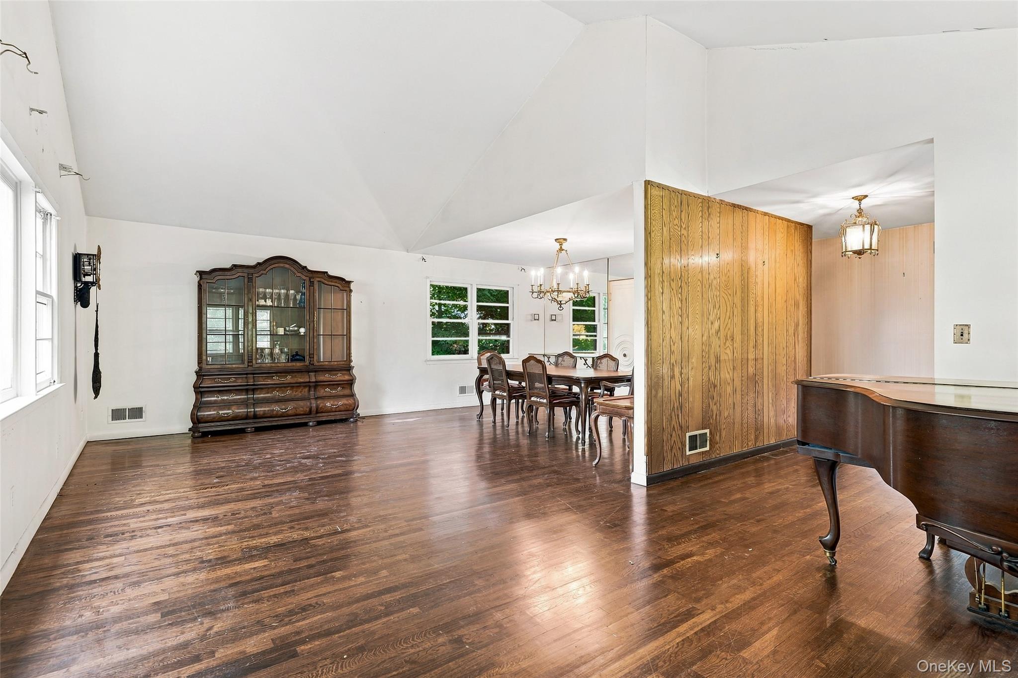 3rd image of 7 Overhill Rd, New Rochelle, NY 10804 | MLS# 1039027