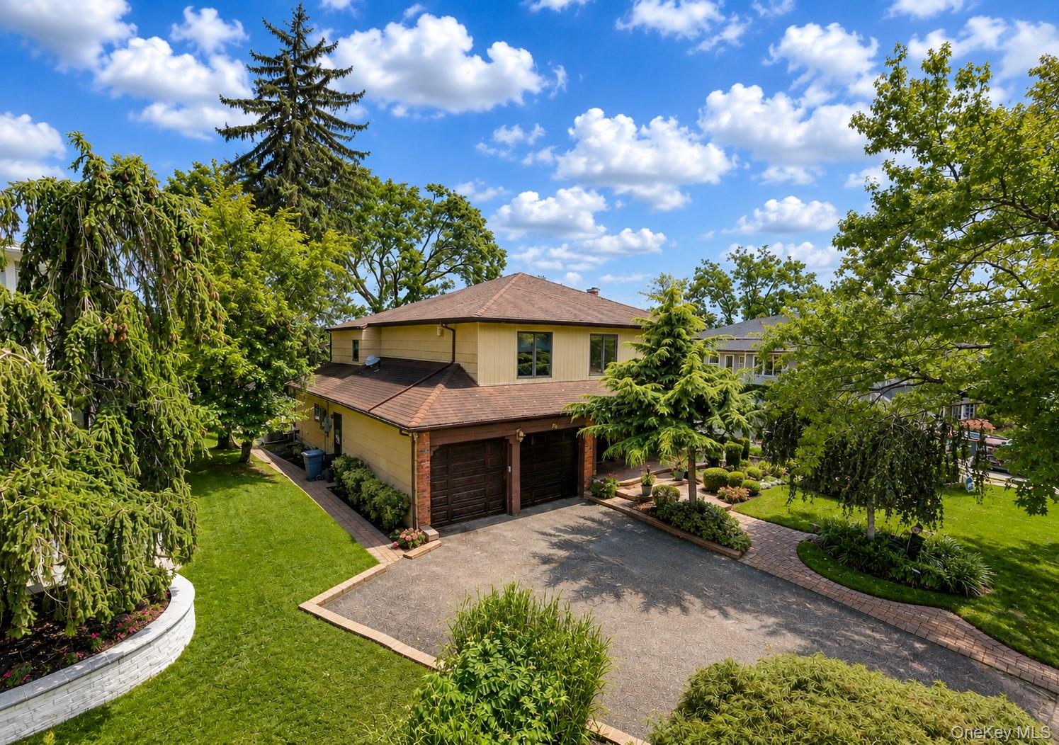 3rd image of 26 Knolls Dr, North Hempstead, NY 11040 | MLS# 1039044