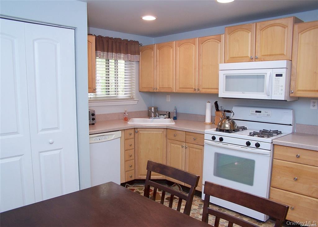 4th image of 159 Cambridge Dr, Brookhaven, NY 11776 | MLS# 1039091
