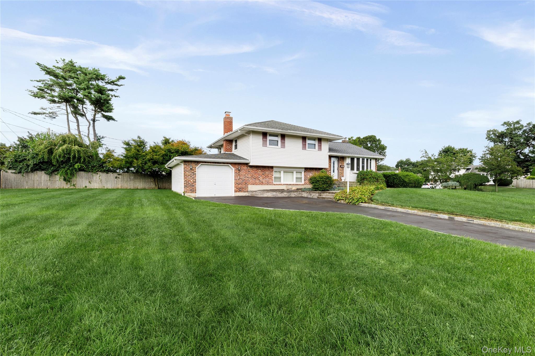 3rd image of 29 Cottonwood Dr, Smithtown, NY 11725 | MLS# 1039345