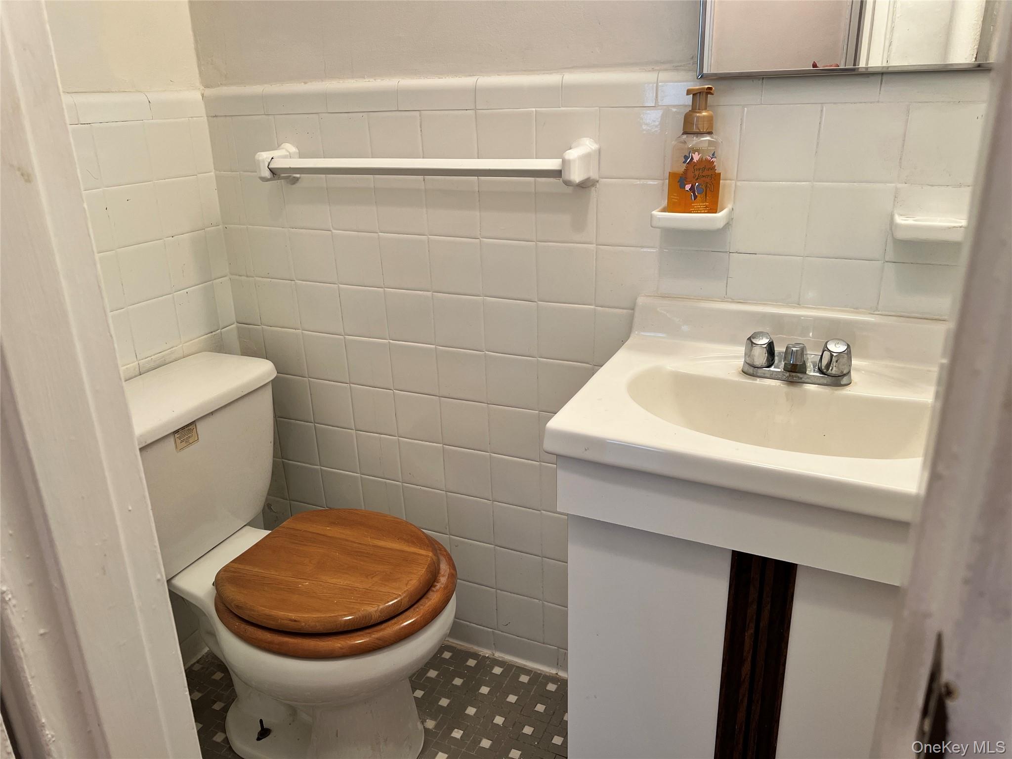 2nd image of 530 Dubois Ave, Hempstead, NY 11581