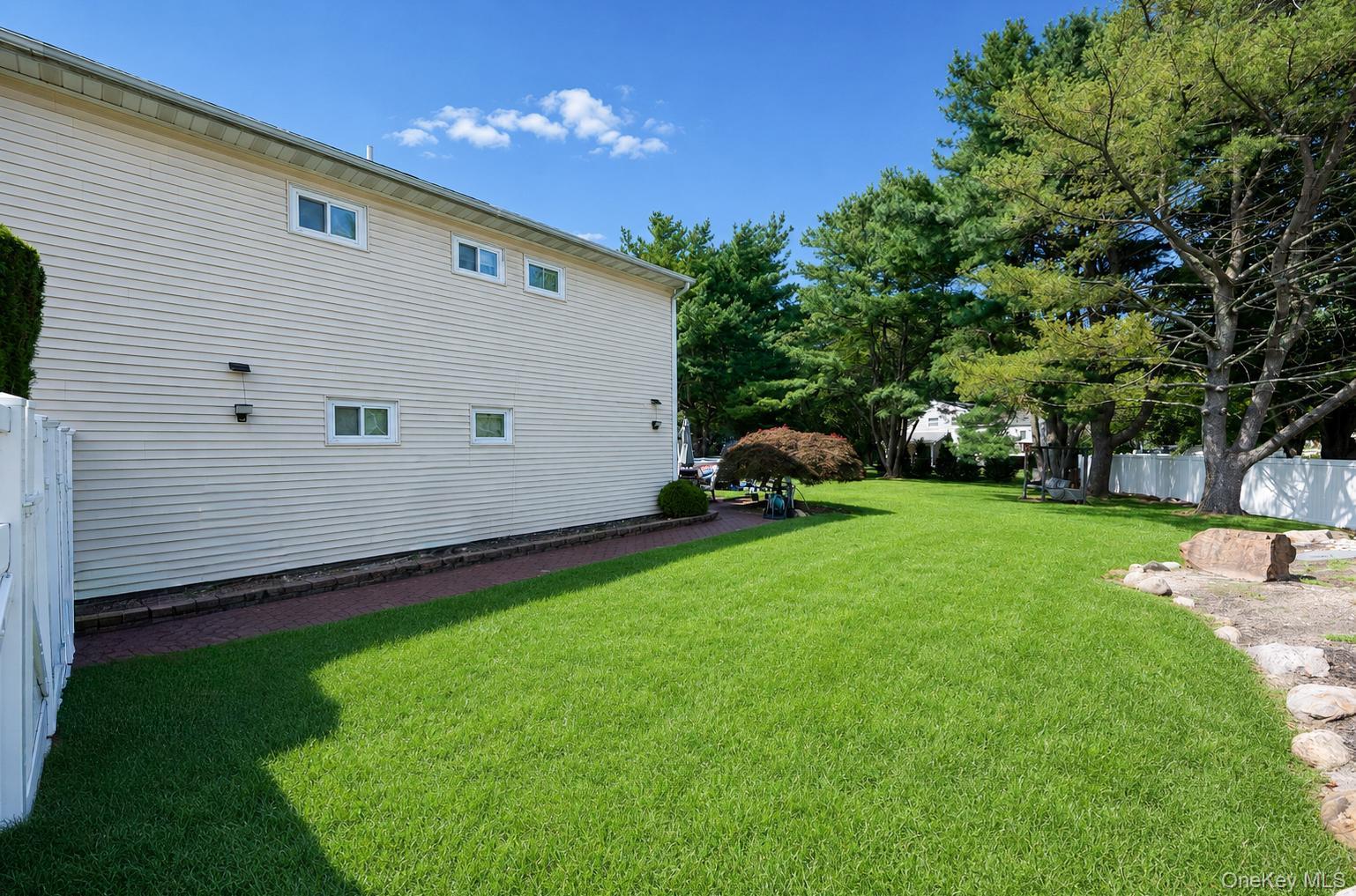 40th image of 3 Humming Ln, Brookhaven, NY 11727 | MLS# 1039557