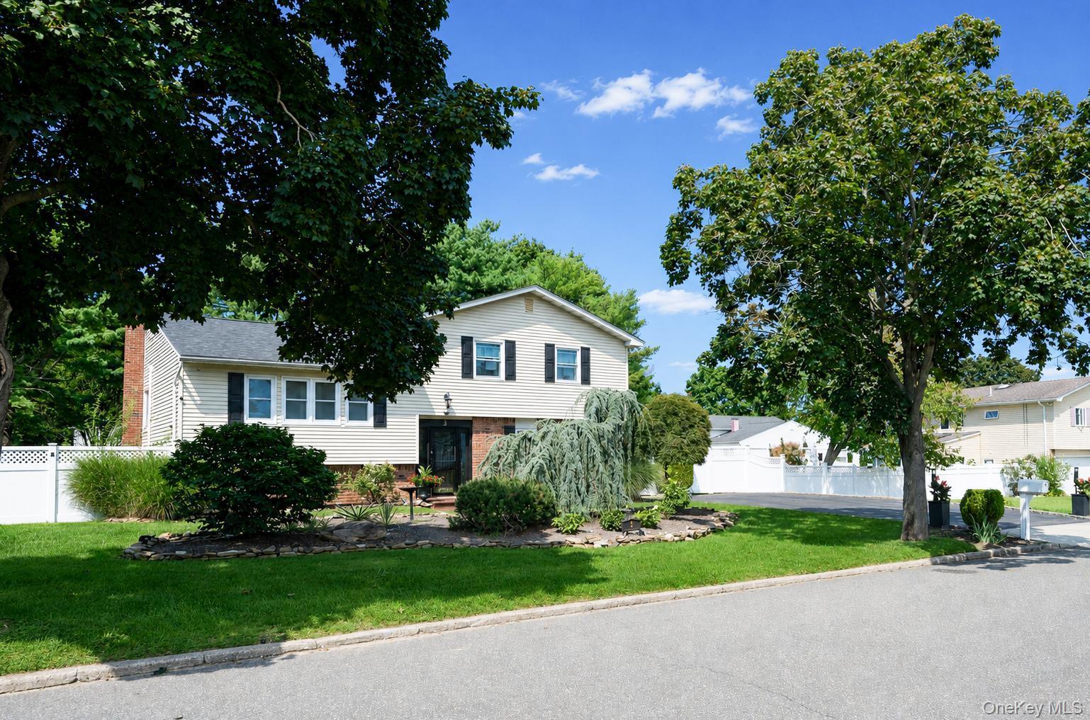 3rd image of 3 Humming Ln, Brookhaven, NY 11727 | MLS# 1039557