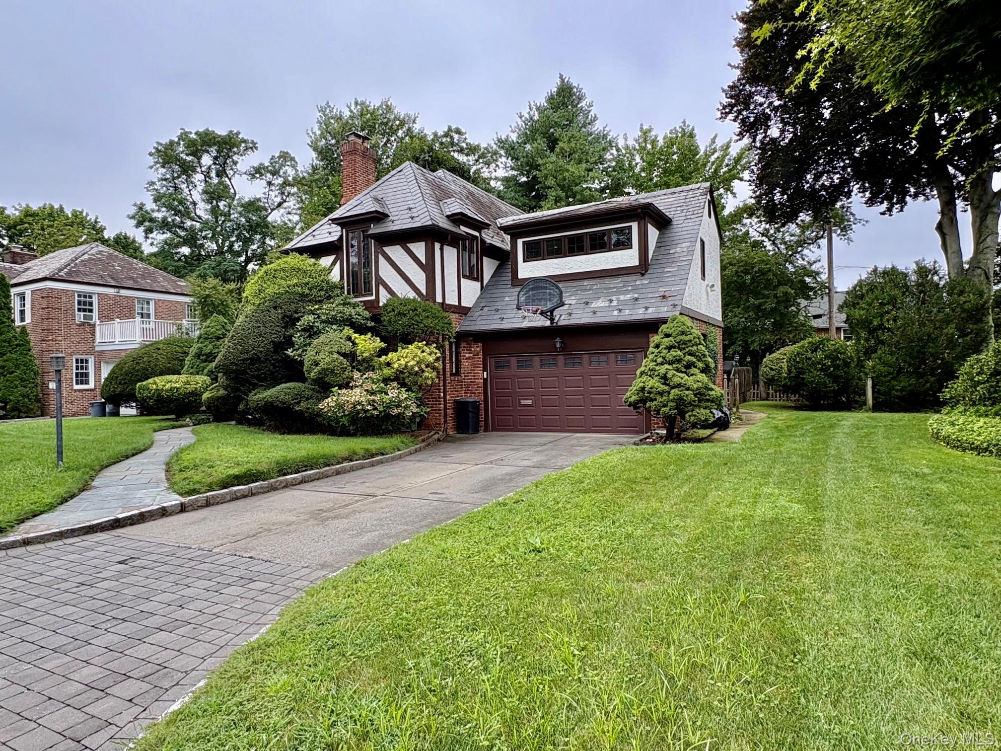 3rd image of 11 Andover Ln, North Hempstead, NY 11030 | MLS# 1039654