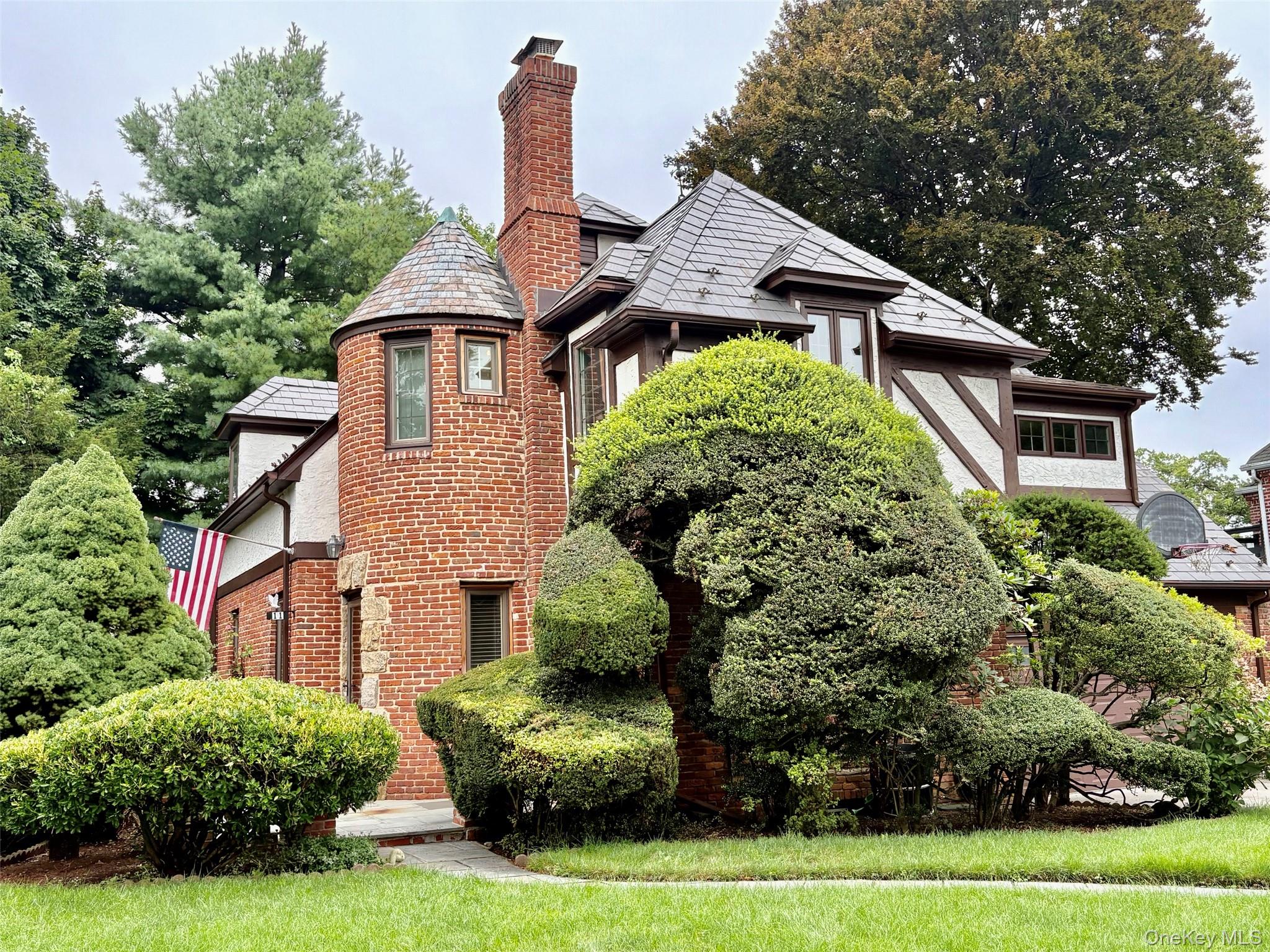 1st image of 11 Andover Ln, North Hempstead, NY 11030 | MLS# 1039654