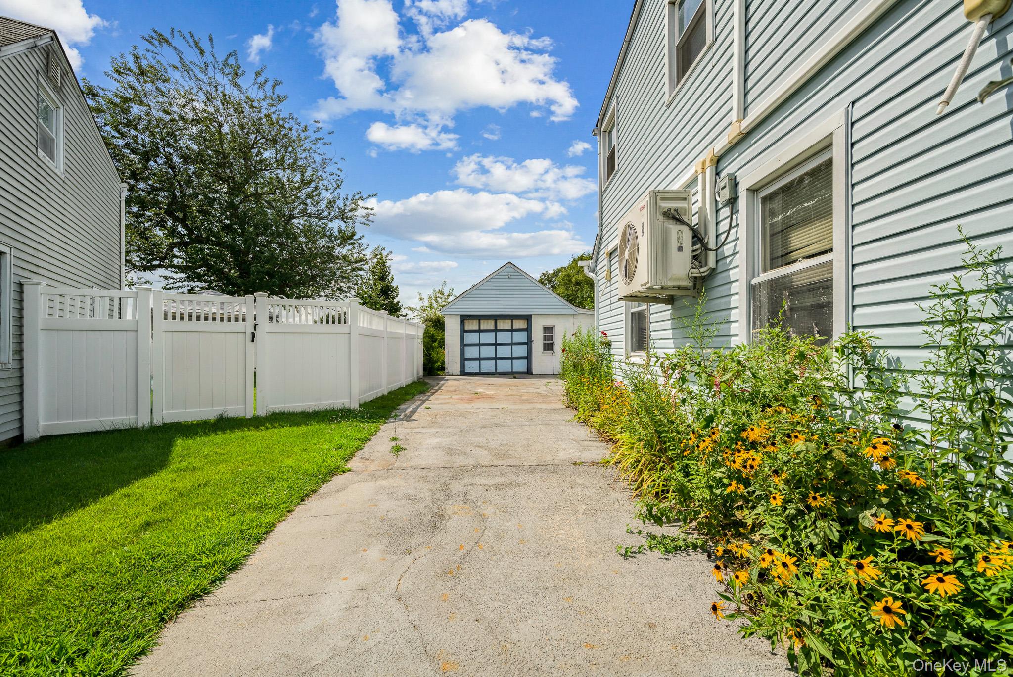 34th image of 10 Park Ct, Oyster Bay, NY 11735 | MLS# 1039758