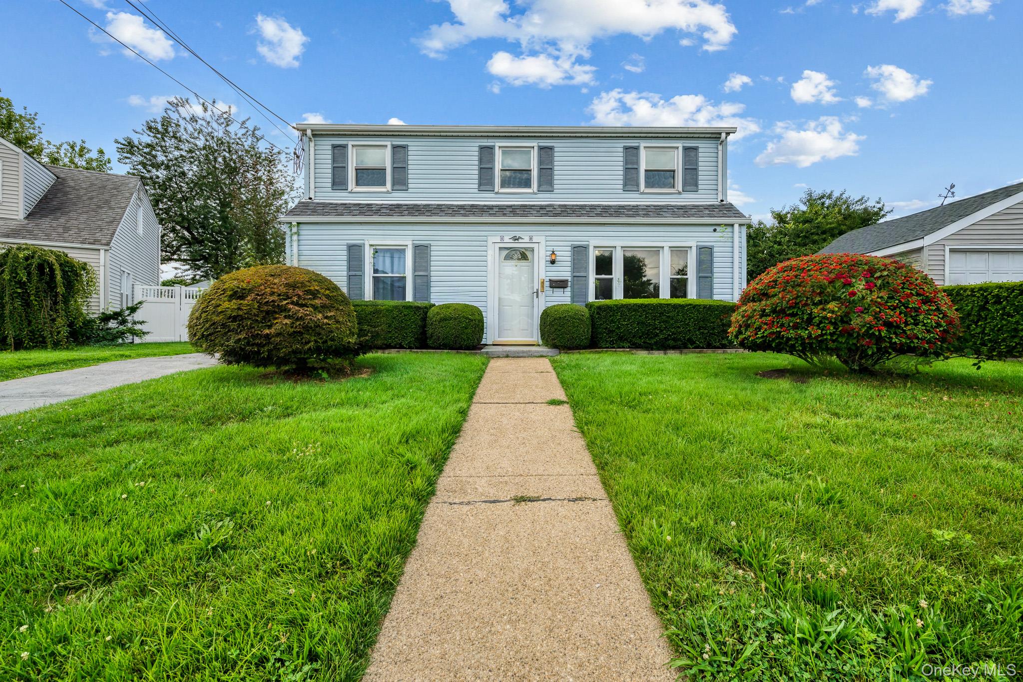 1st image of 10 Park Ct, Oyster Bay, NY 11735 | MLS# 1039758
