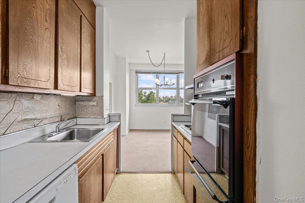 3rd image of 555 Palisade Ave, New York, NY 10463