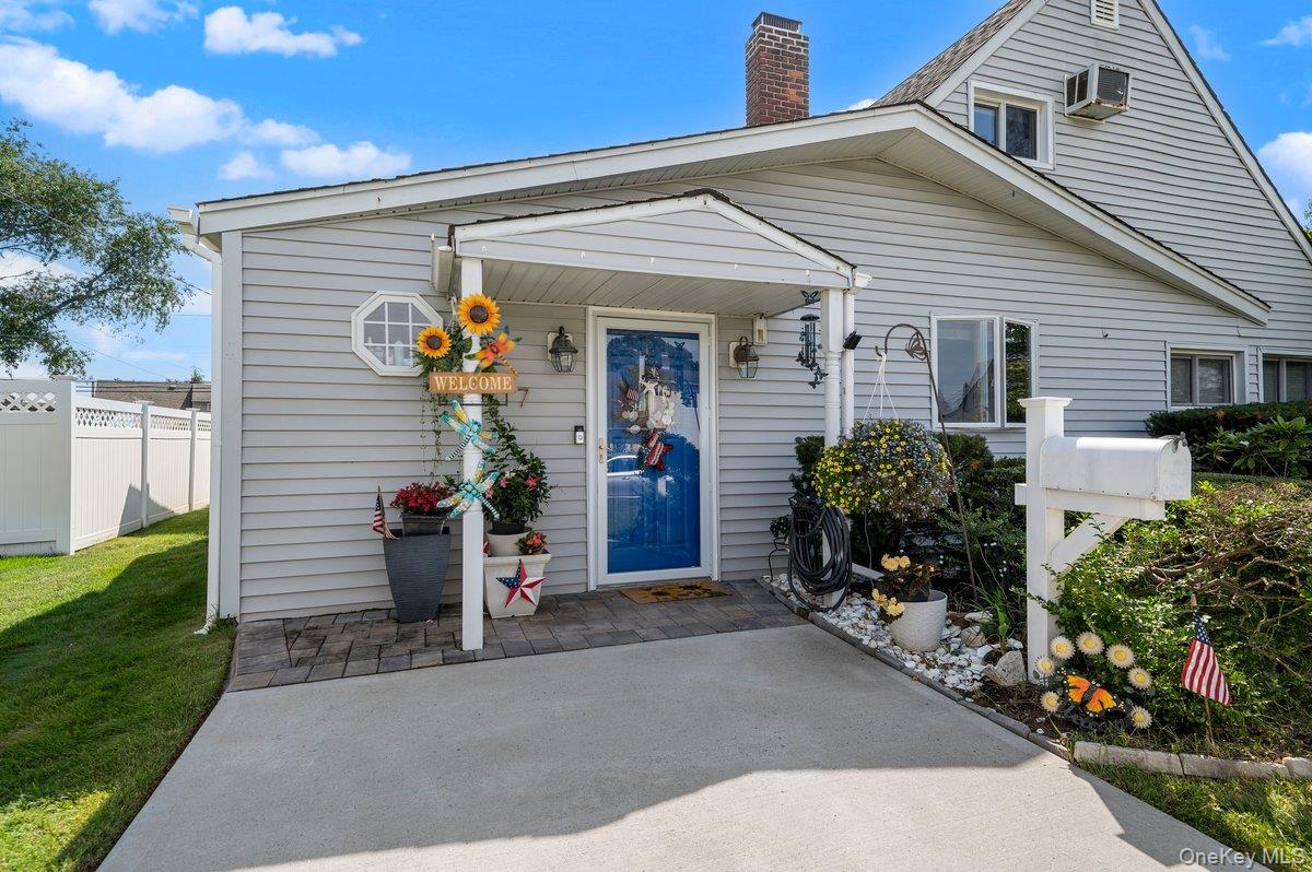 2nd image of 27 Wheelbarrow Ln, Hempstead, NY 11793 | MLS# 1040123