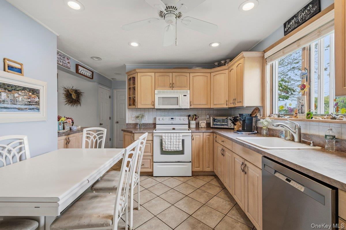 4th image of 27 Wheelbarrow Ln, Hempstead, NY 11793 | MLS# 1040123
