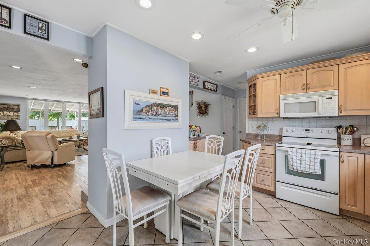 5th image of 27 Wheelbarrow Ln, Hempstead, NY 11793 | MLS# 1040123