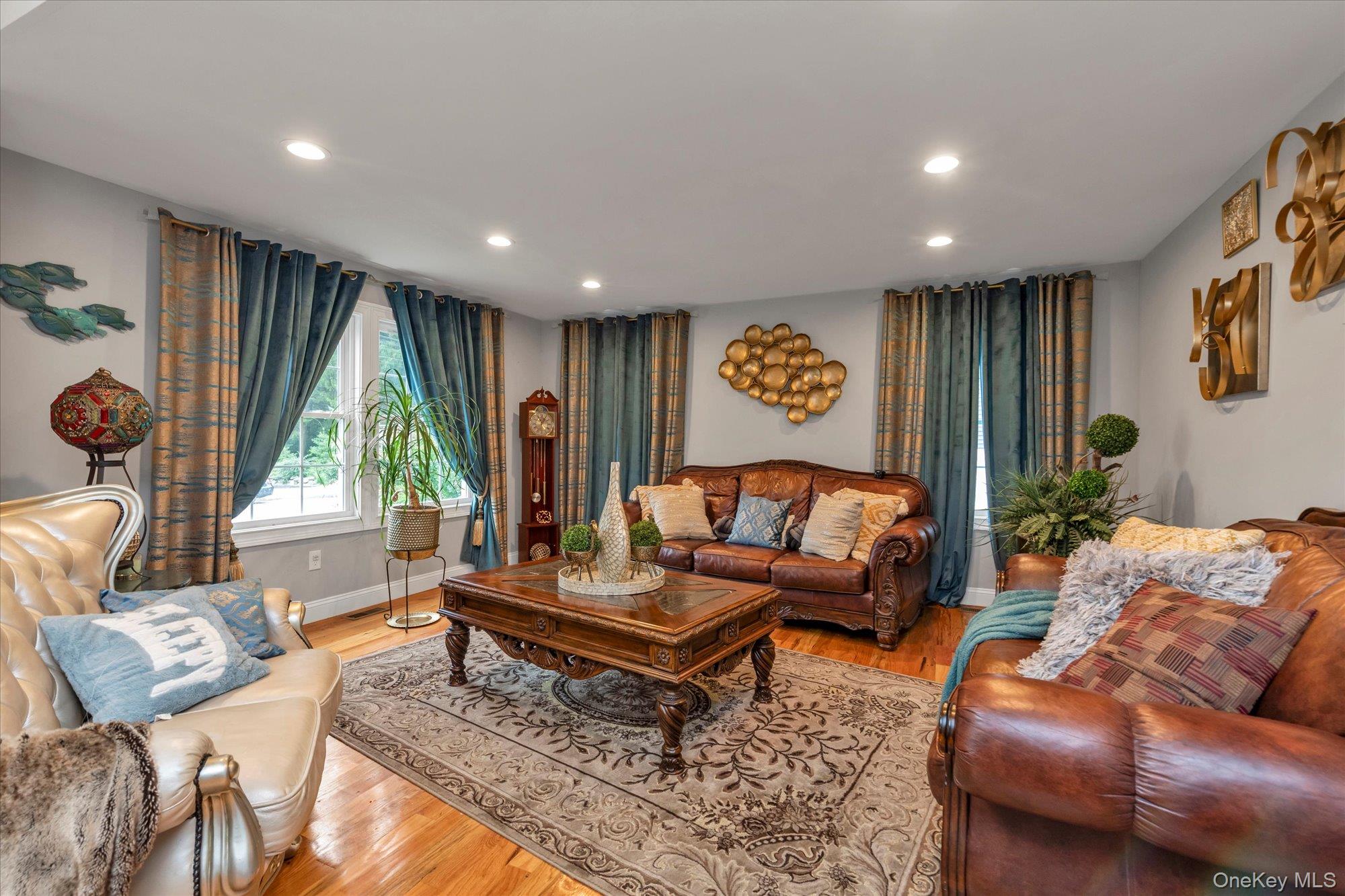 2nd image of 6 Belmont Ct, Babylon, NY 11701 | MLS# 1040565