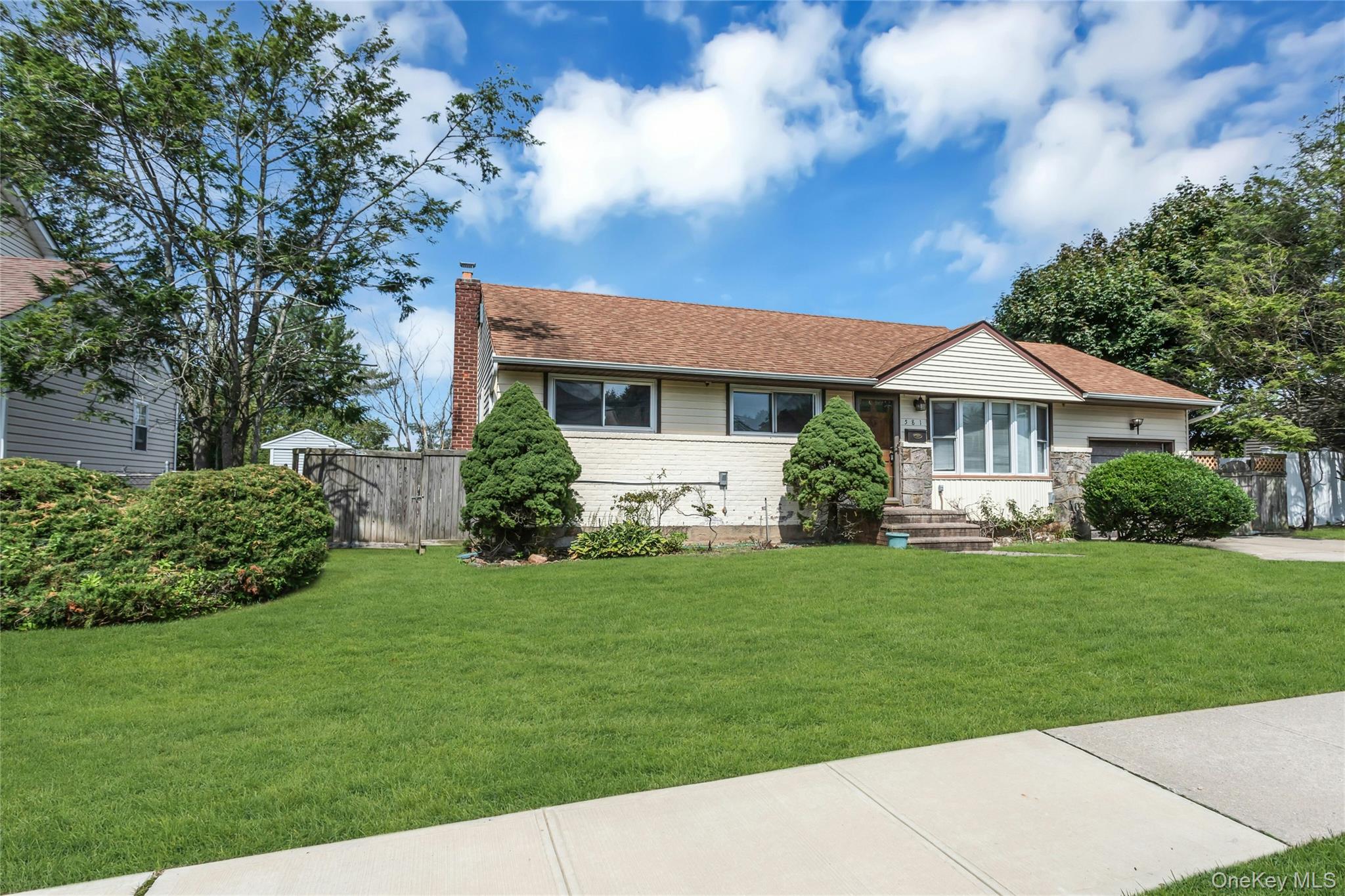 2nd image of 581 Plainview Rd, Oyster Bay, NY 11803 | MLS# 1040573