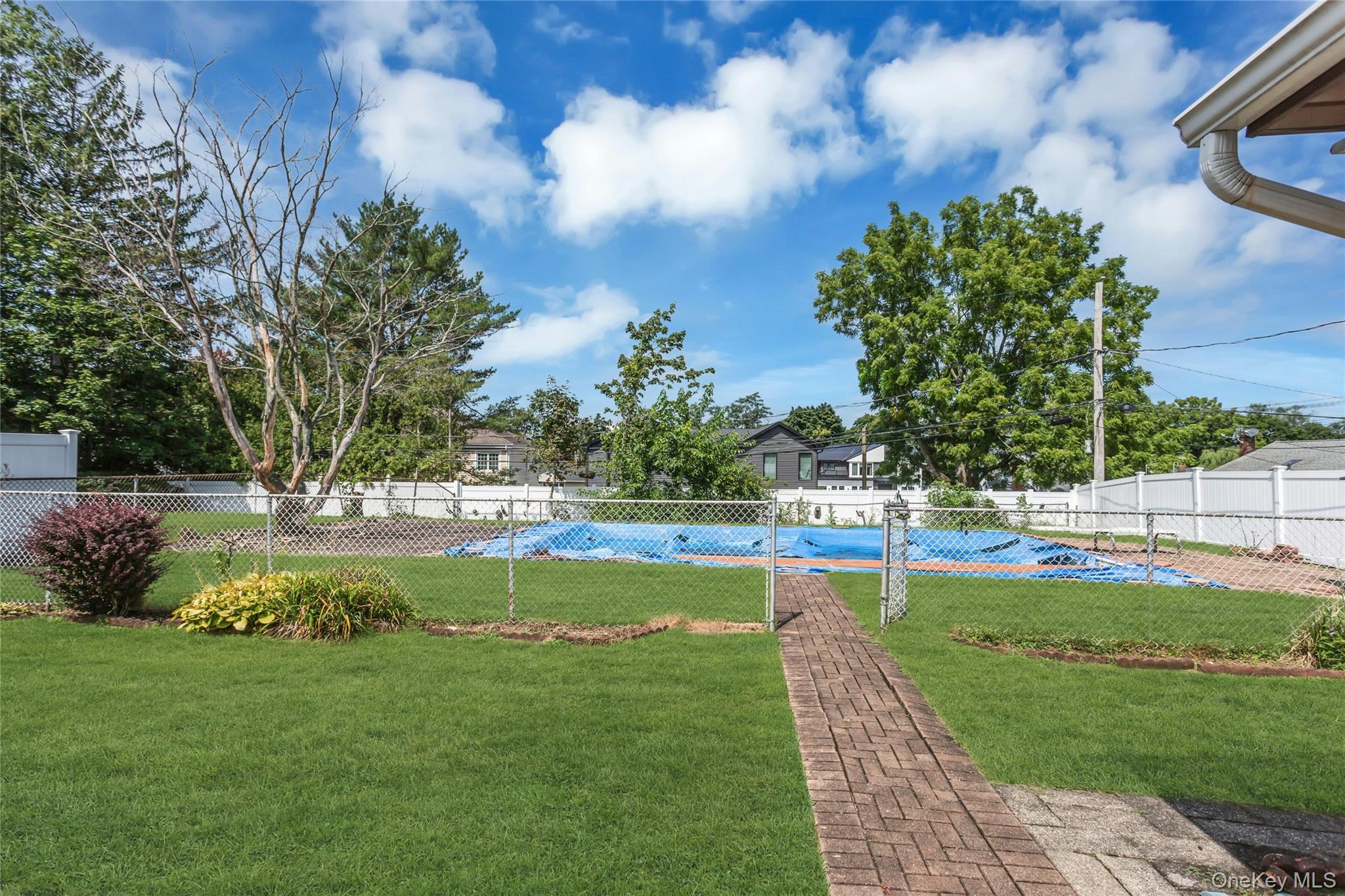 22nd image of 581 Plainview Rd, Oyster Bay, NY 11803 | MLS# 1040573