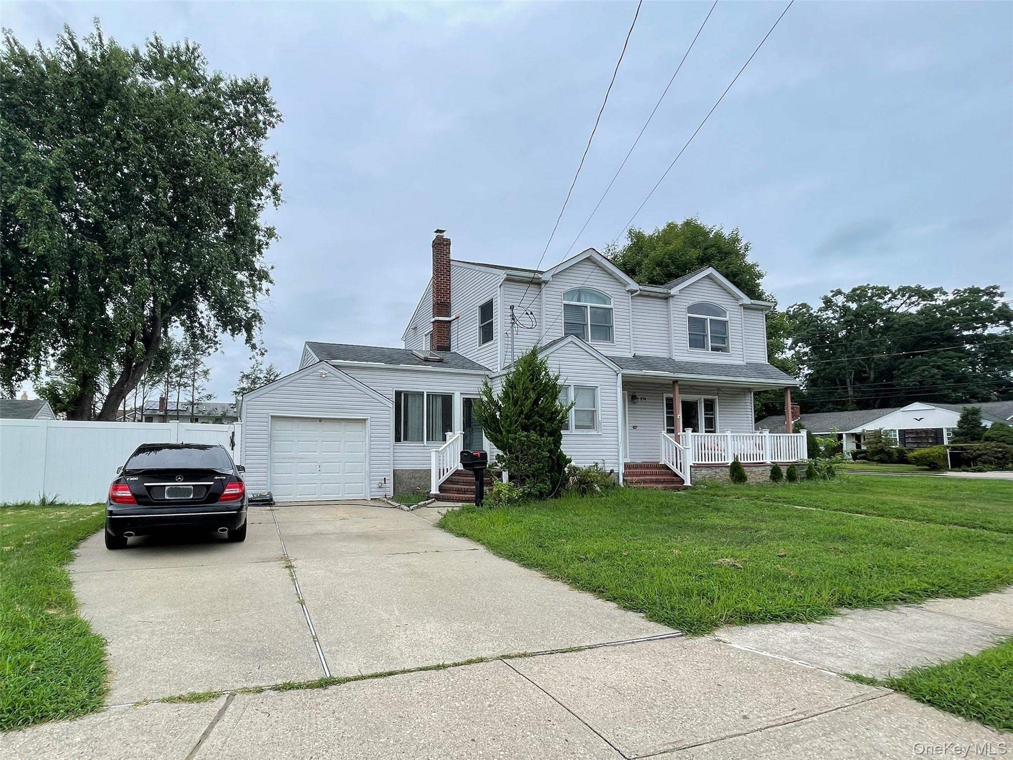 2nd image of 574 Rudwick Pl, Hempstead, NY 11554 | MLS# 1040859