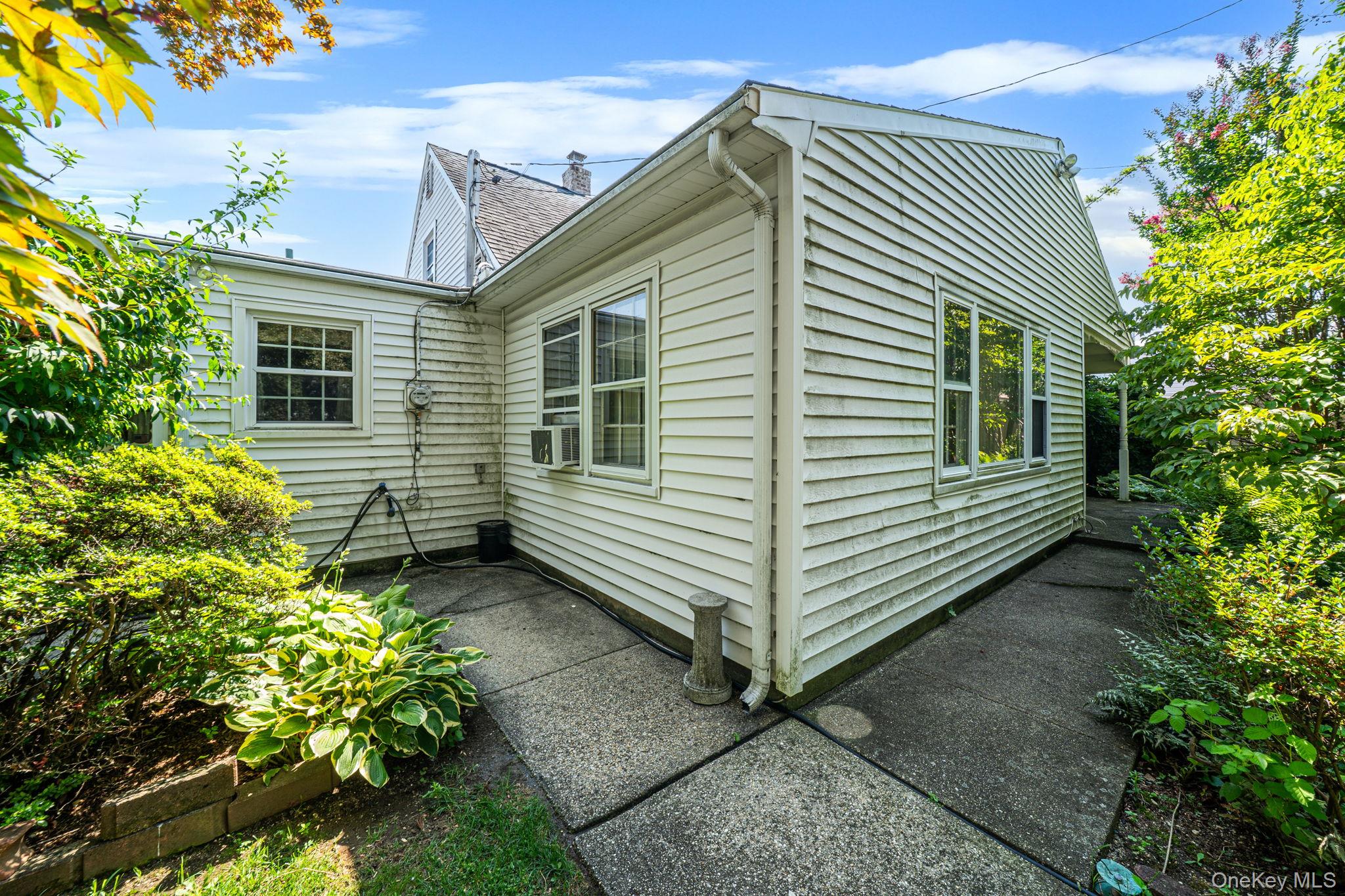 4th image of 27 Old Farm Rd, Hempstead, NY 11756 | MLS# 1040981