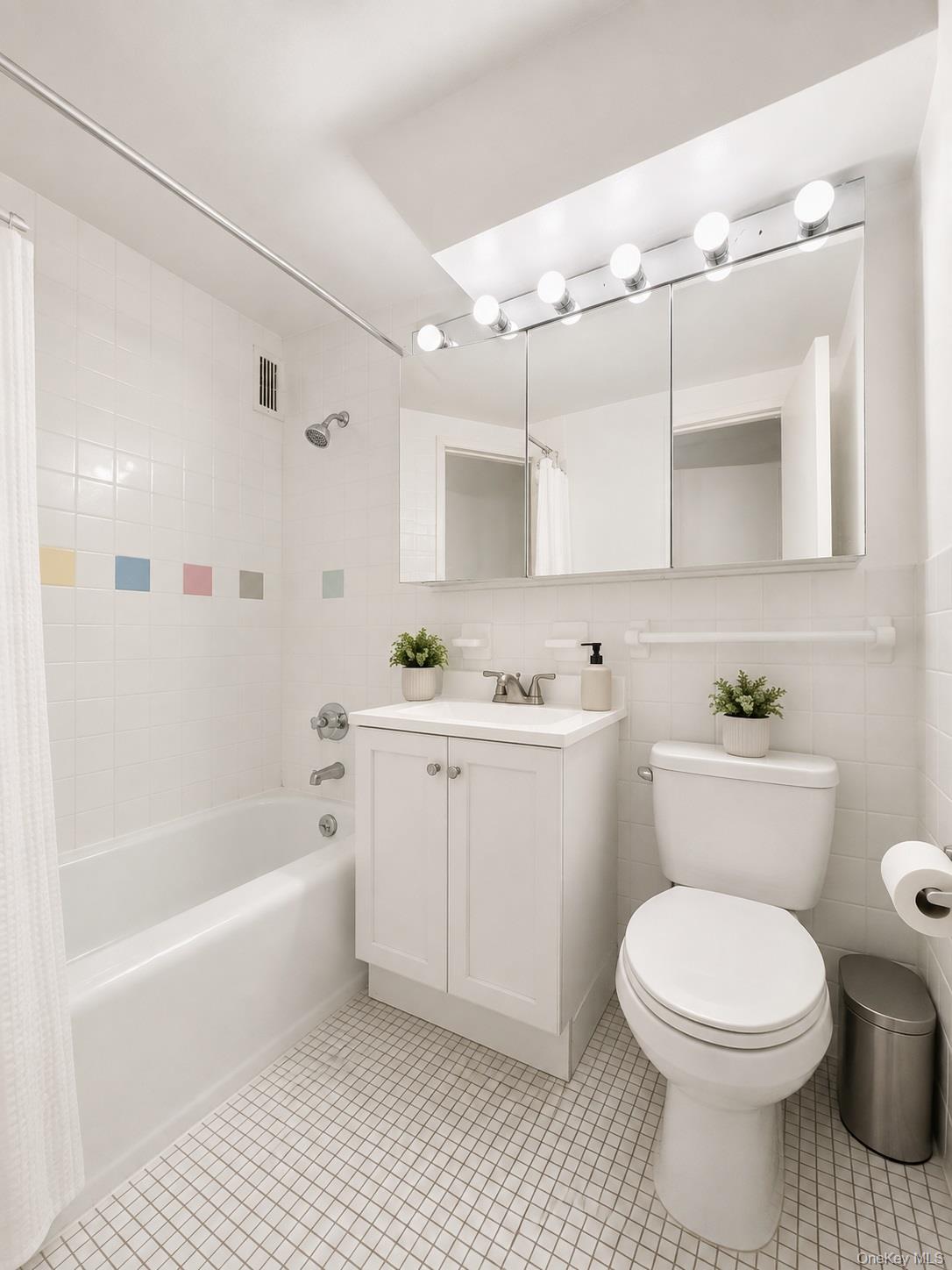 2nd image of 333 E 46Th St, New York, NY 10017