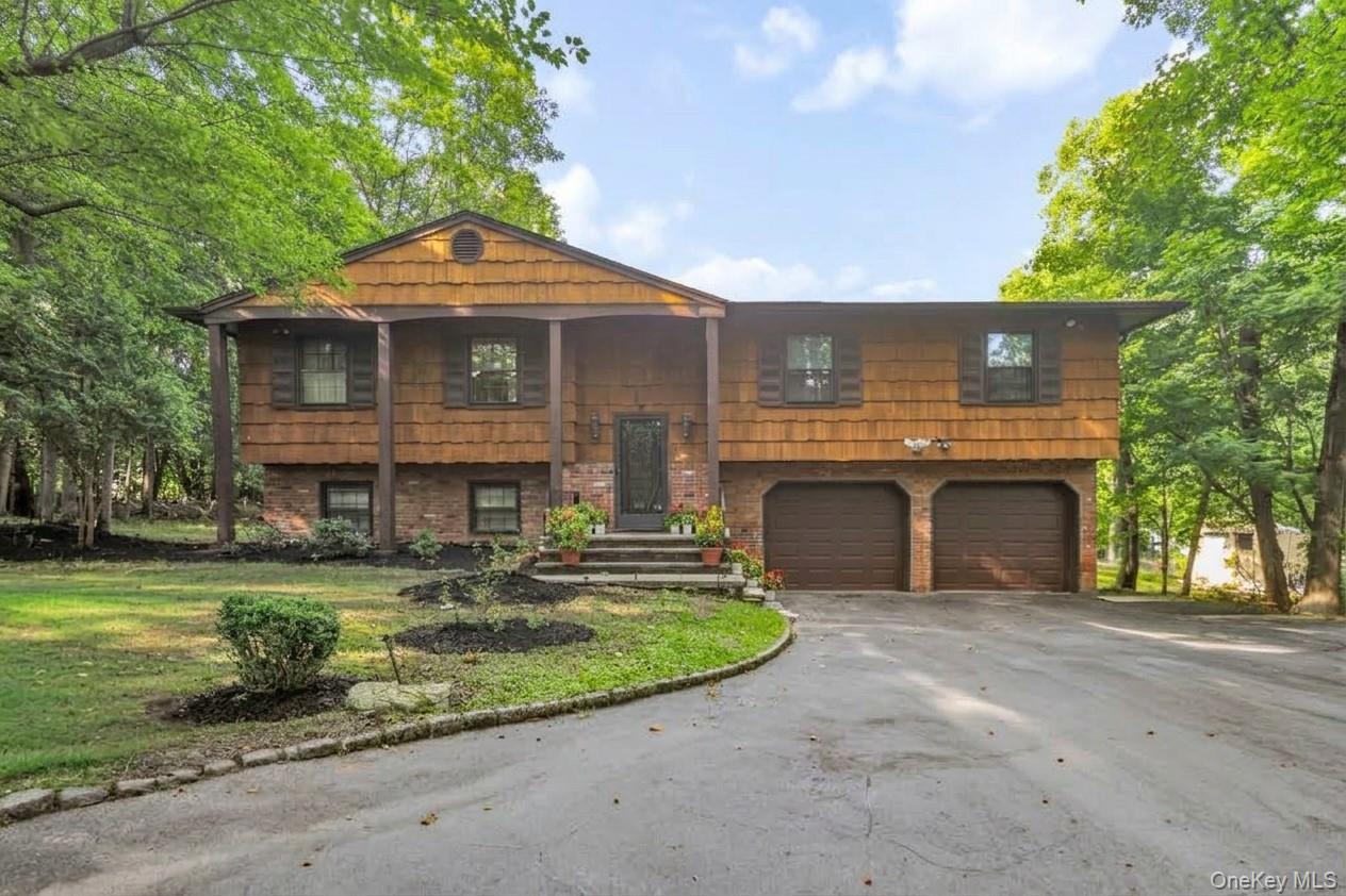 Photo 1 of Single family home for sale at 6 Arrow Ln, Clarkstown, NY 10956 | MLS# 1043082 | Listing updated on 2026-09-05