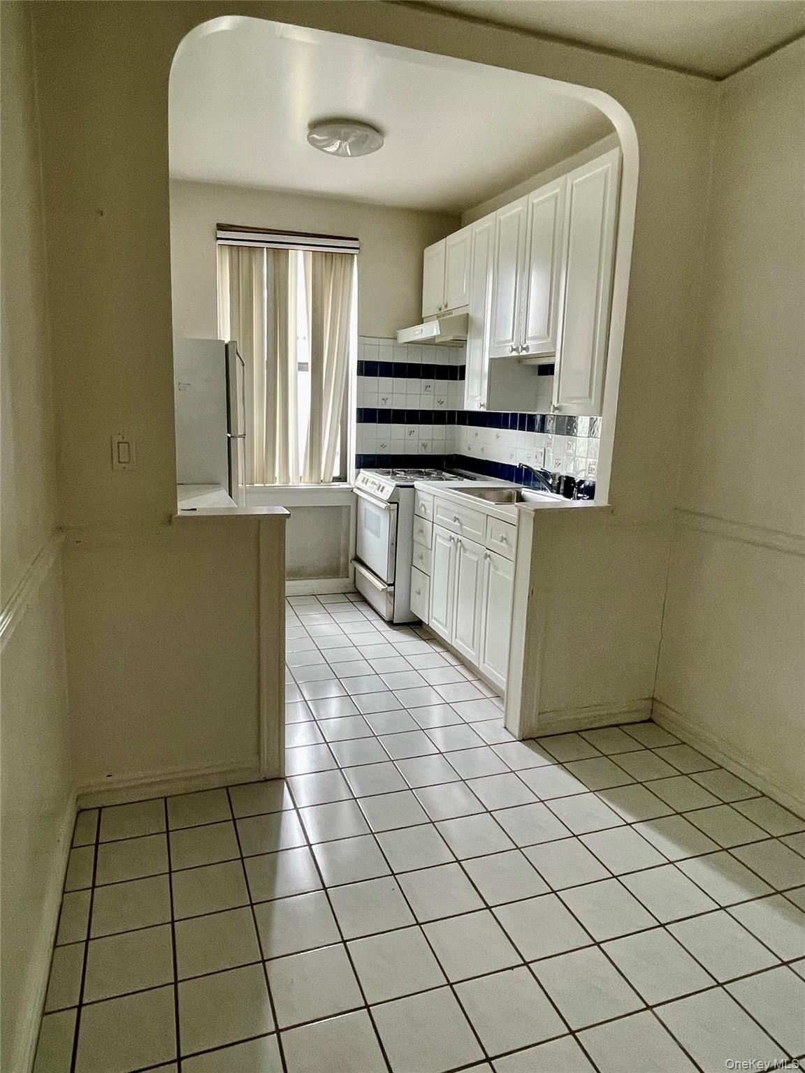 Listing Photo 2 - Condo for sale in building located at 210 Martine Ave, White Plains, NY 10601 - Unit #5D