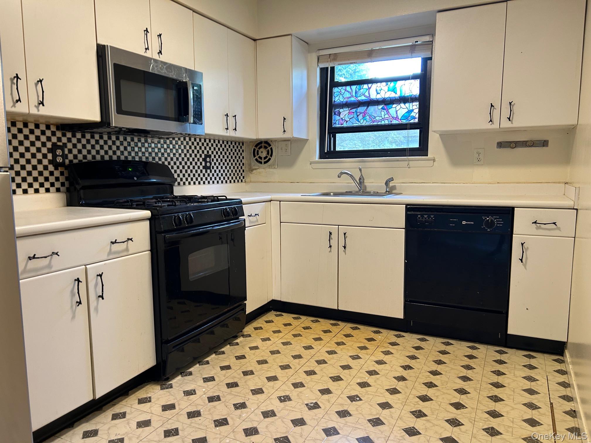 Listing Photo 3 - Condo for sale in building located at 220 Sneden Pl, Ramapo, NY 10977 - Unit #220