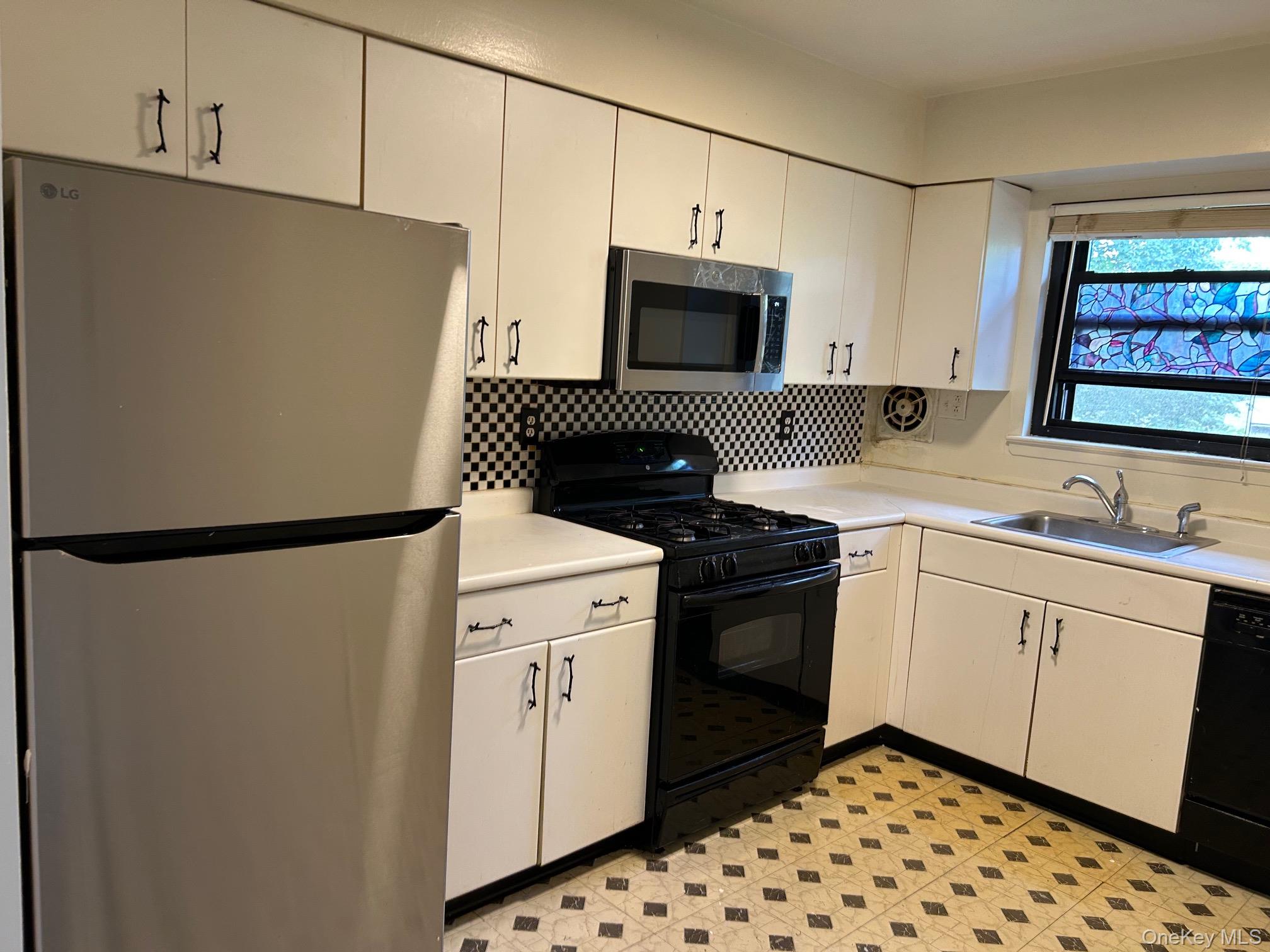 Listing Photo 4 - Condo for sale in building located at 220 Sneden Pl, Ramapo, NY 10977 - Unit #220