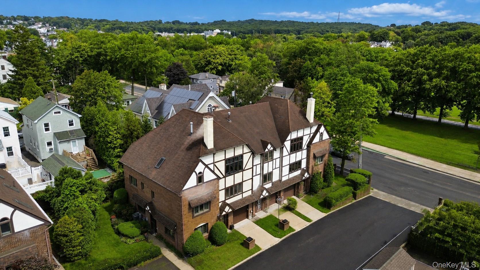 Photo 4 of Single family home for sale at 16 Fox Hunt Ct, New York, NY 10301 | MLS# 1045966 | Listing updated on 2026-09-04