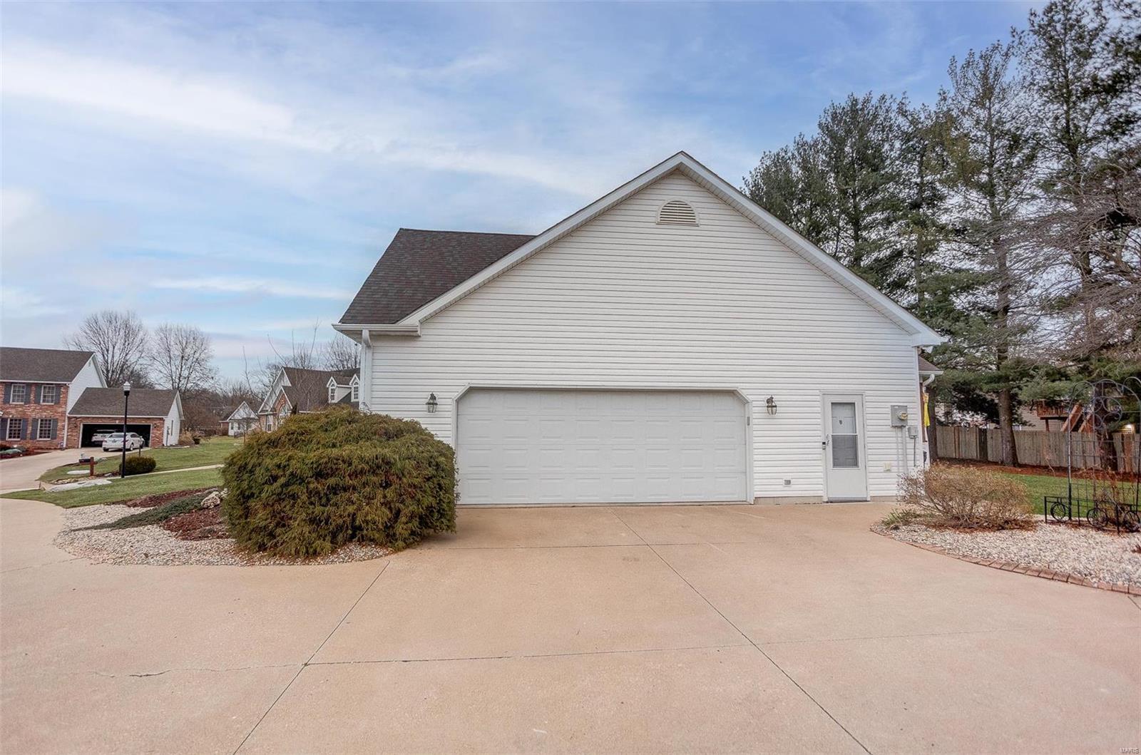 Homes for sale in Godfrey, IL | 4800 Pear Tree Ln, Godfrey, IL 62035 | MLS# 25006219