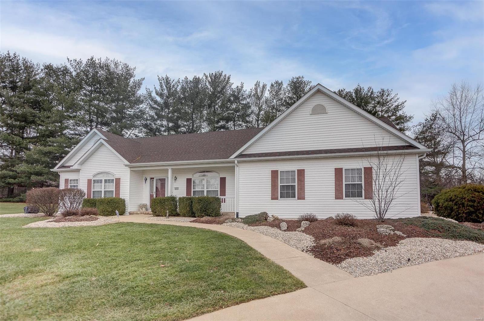 Homes for sale in Godfrey, IL | 4800 Pear Tree Ln, Godfrey, IL 62035 | MLS# 25006219