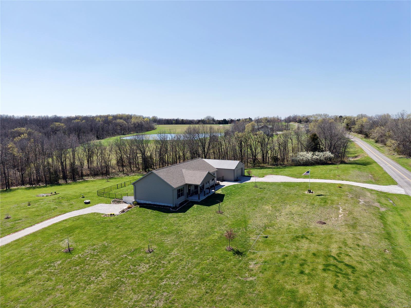 Photo 2 of Single family home for sale at 40586 Hwy Bb, Perry, MO 63462 | MLS# 25021661 | Listing updated on 2025-04-08
