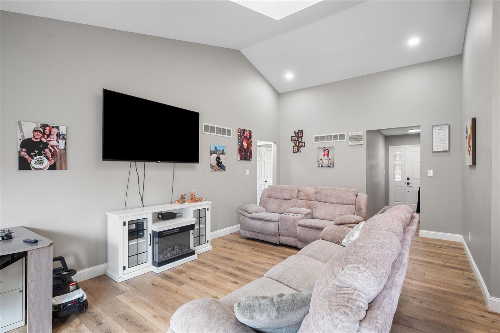 Homes for sale in Florissant, MO | 549 Rancho Lane Lane, Florissant, MO 63031 | MLS# 25022538