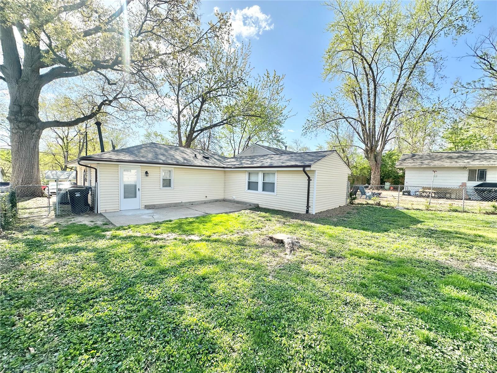 Photo 10 of Single family home for sale at 3345 Suncrest Ave, Saint Louis, MO 63114 | MLS# 25023833 | Listing updated on 2025-04-16
