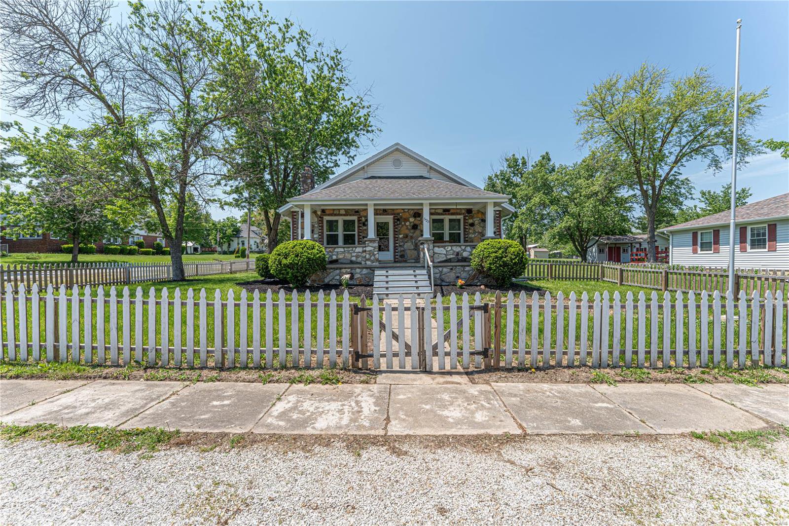 Photo 1 of Single family home for sale at 523 S Washington St, Paris, MO 65275 | MLS# 25028480 | Listing updated on 2025-05-09