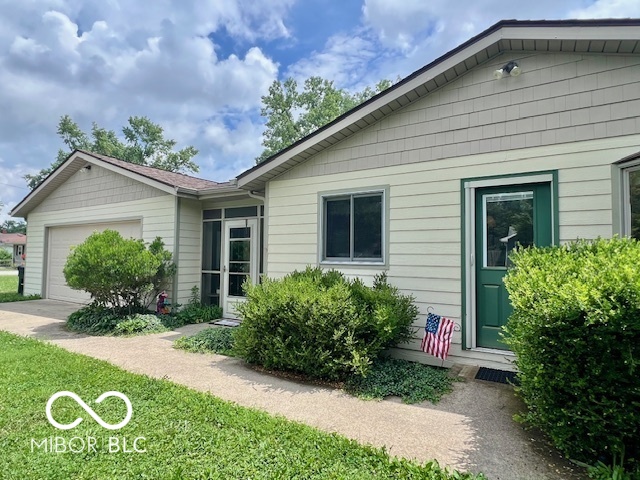 Homes for sale in Columbus, IN | 1802 Laurel Dr, Columbus, IN 47203 | MLS# 22044129