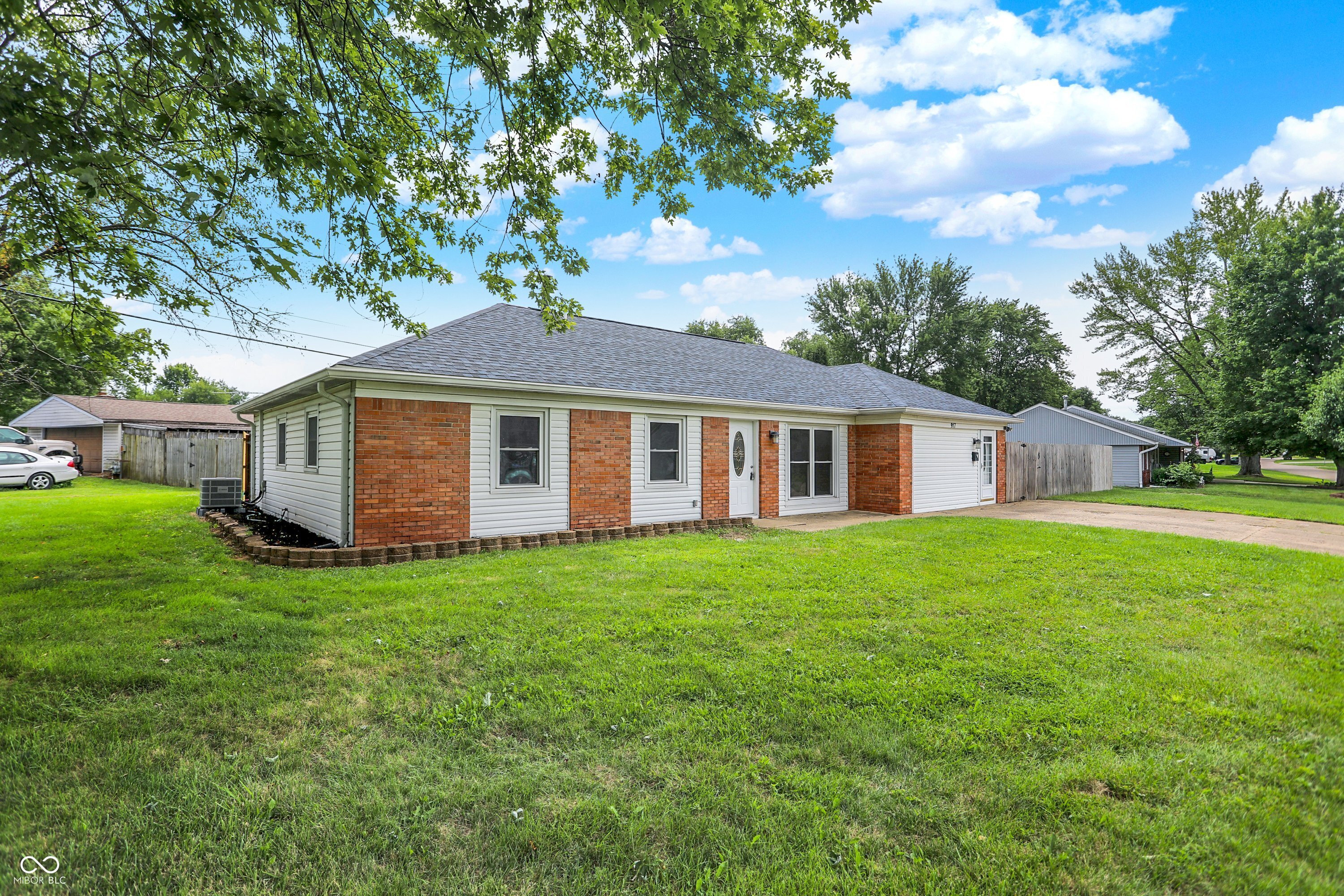 Homes for sale in New Whiteland, IN | 917 Willark Dr, New Whiteland, IN 46184 | MLS# 22055060