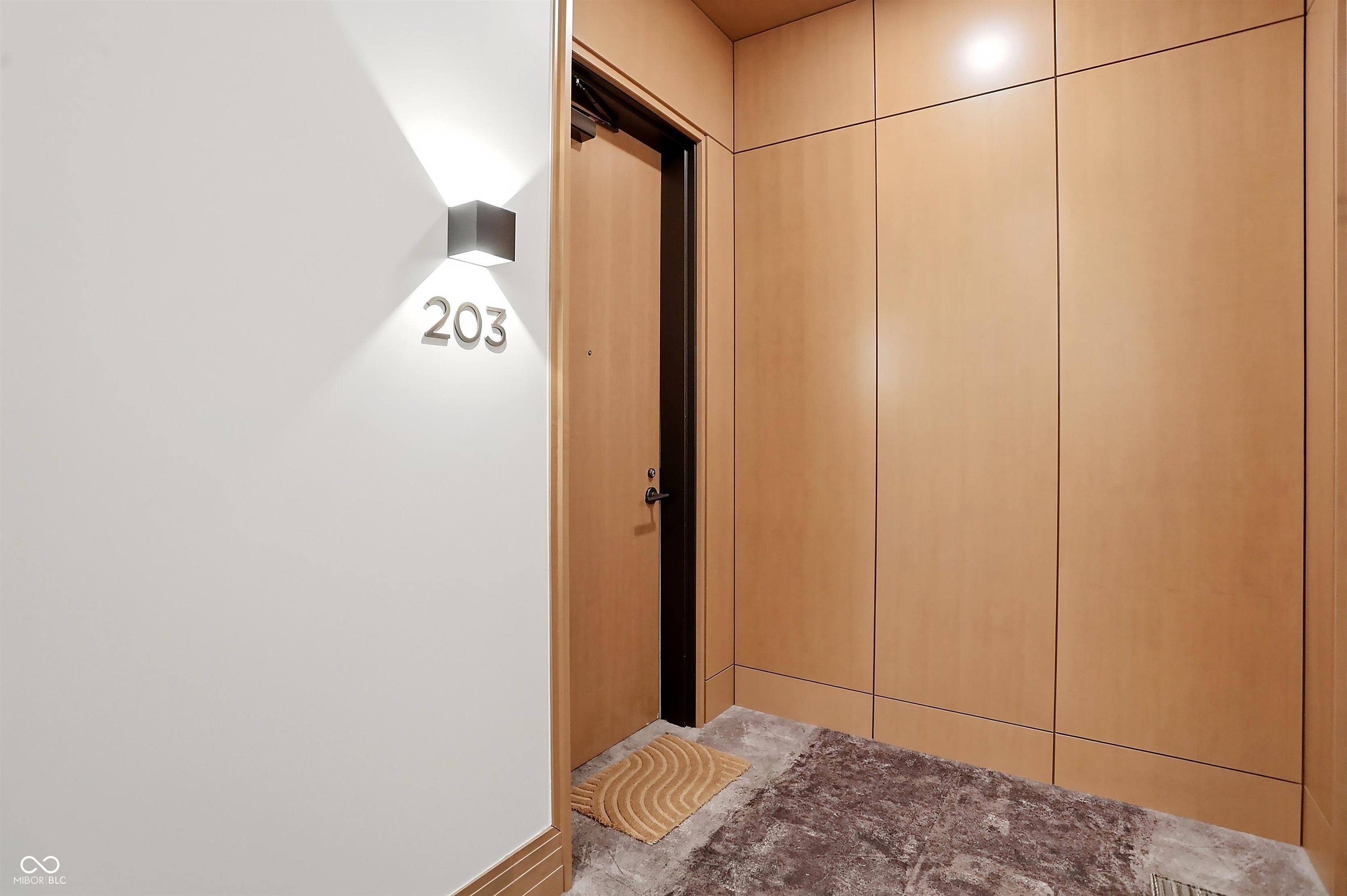 2nd image of 877 N East St #UNIT 203, Indianapolis, IN 46202 | MLS# 22078936
