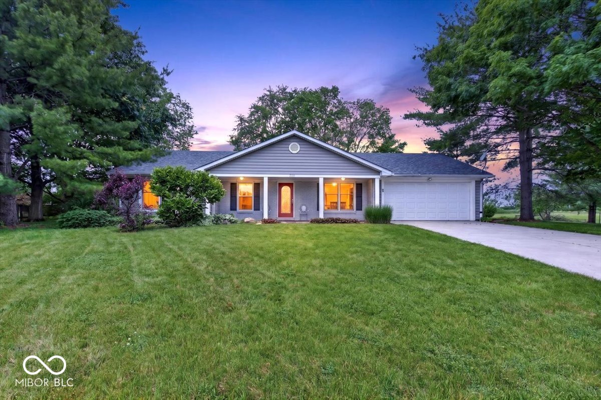 Homes for sale in Zionsville, IN | 909 Cardinal Dr, Zionsville, IN 46077 | MLS# 22101858