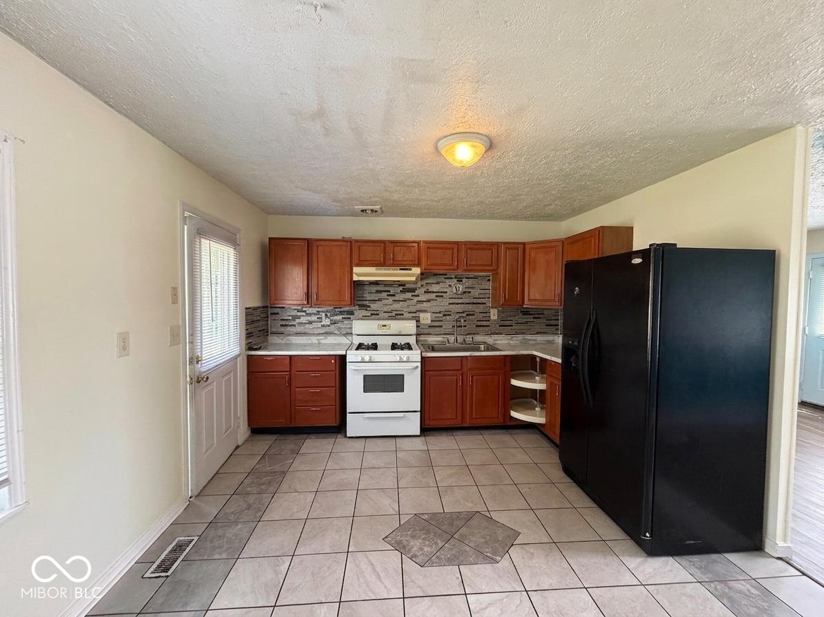 2nd image of 6714 E 43rd Pl, Indianapolis, IN 46226 | MLS# 22102618