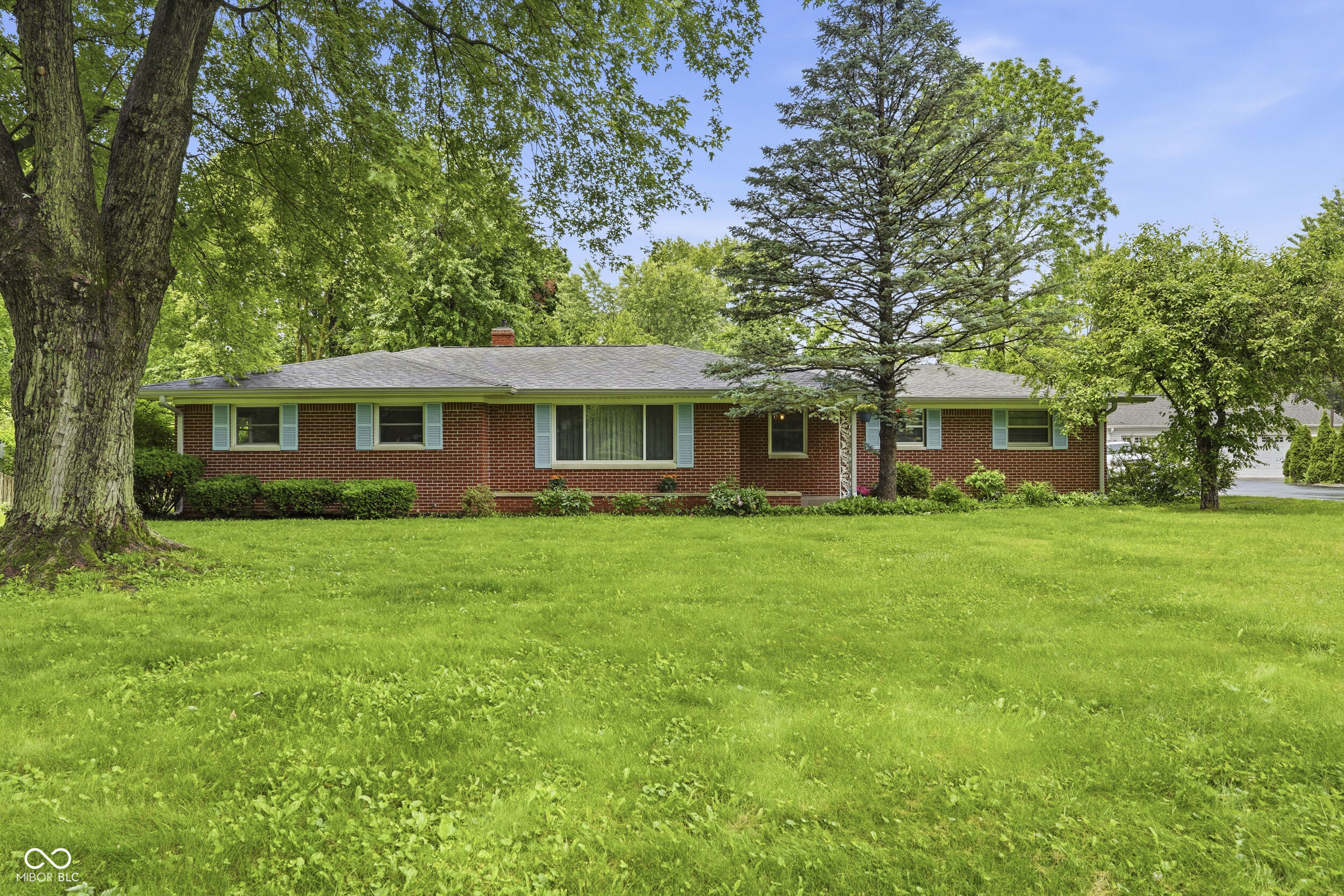 Homes for sale in Indianapolis, IN | 1032 Oakwood Trl, Indianapolis, IN 46260 | MLS# 22104318