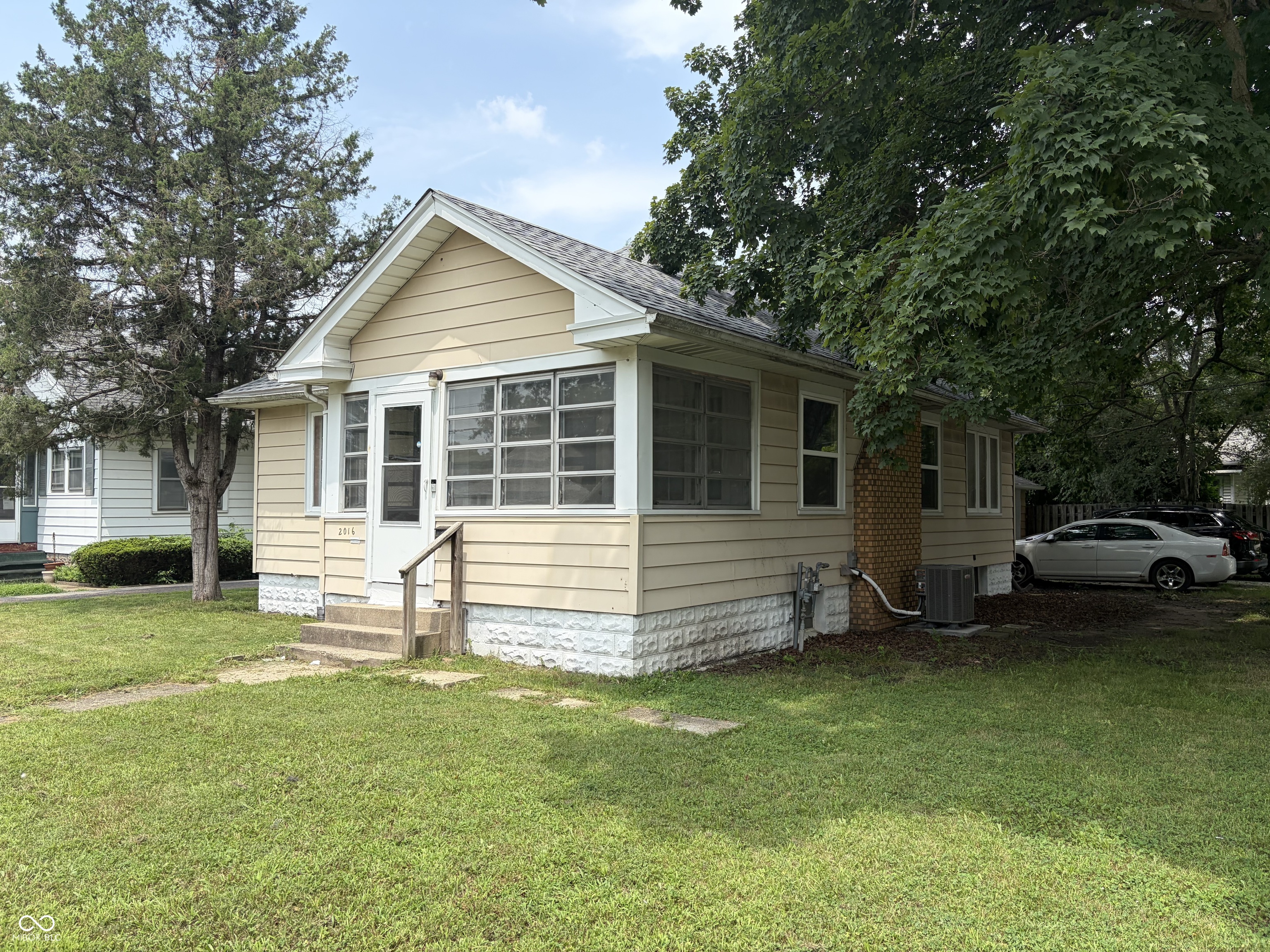 2nd image of 2016 Washington Ave, Terre Haute, IN 47803 | MLS# 22116545