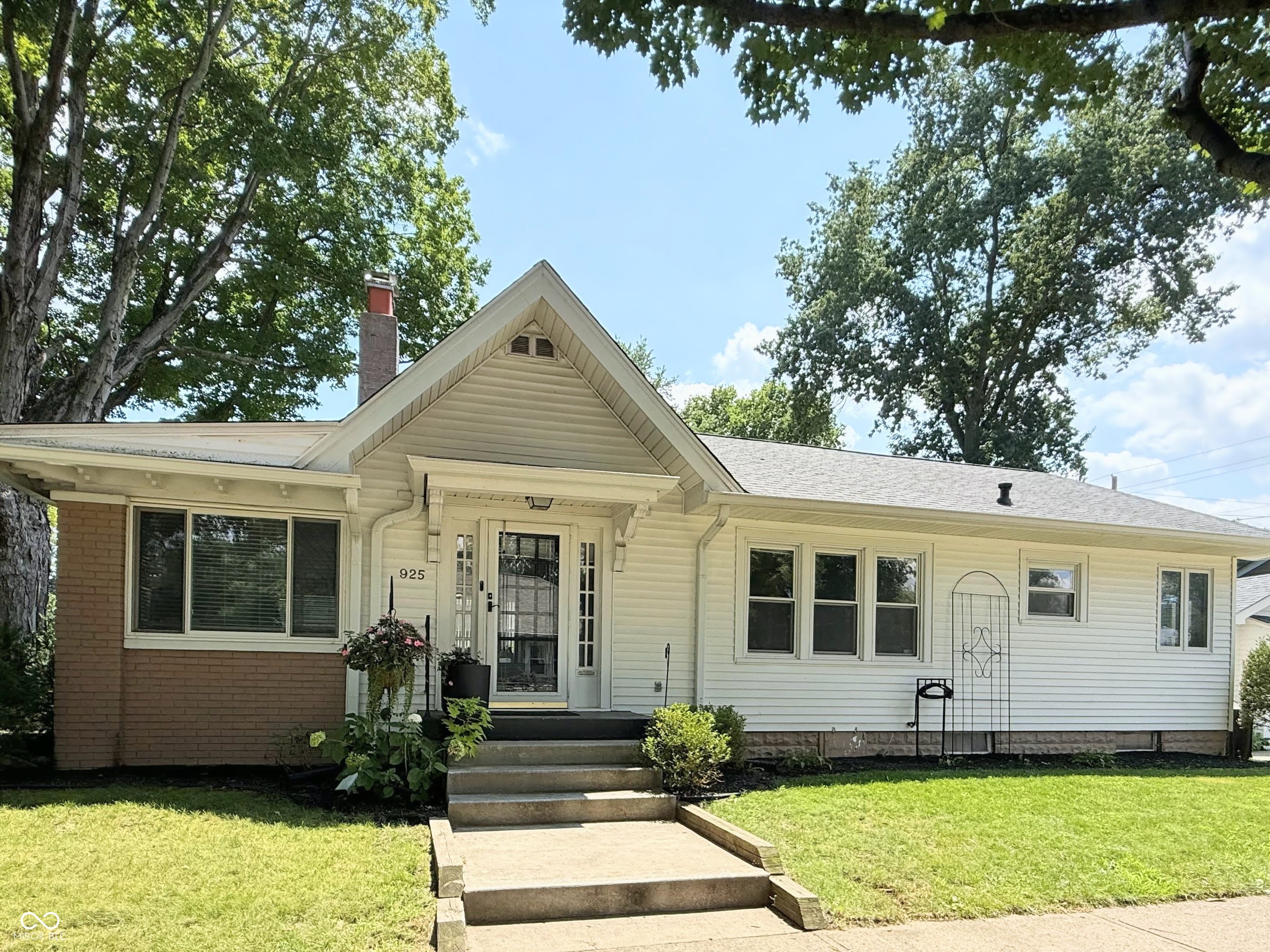 2nd image of 925 E 55th St, Indianapolis, IN 46220 | MLS# 22116819