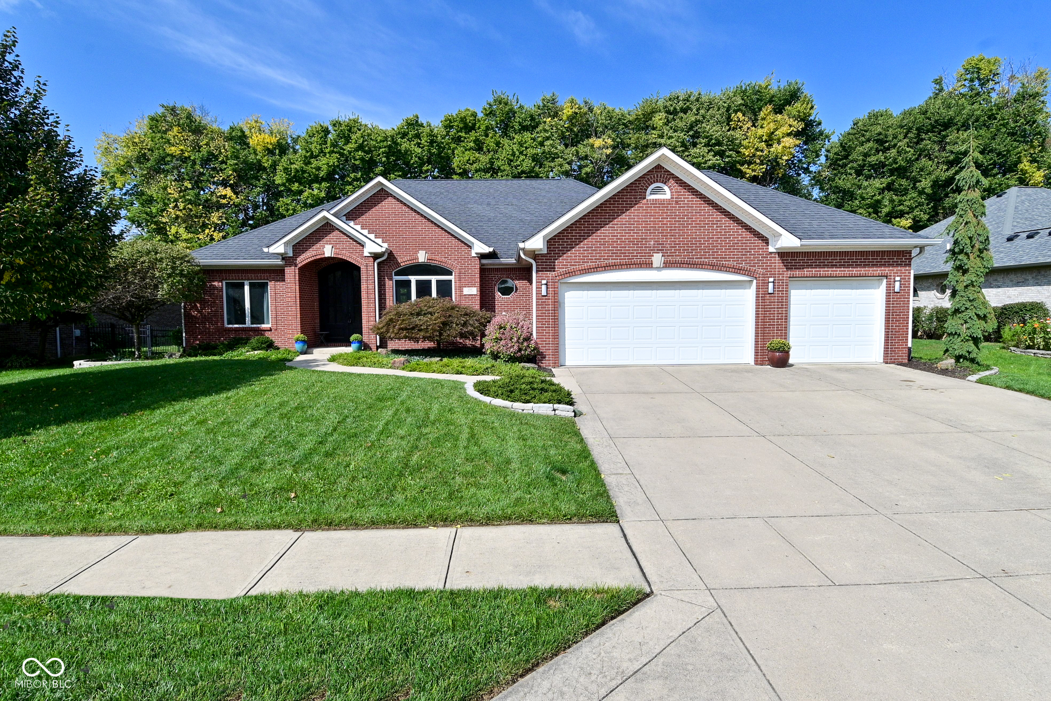1st image of 498 White Oak Ln, Greenwood, IN 46142 | MLS# 22117087