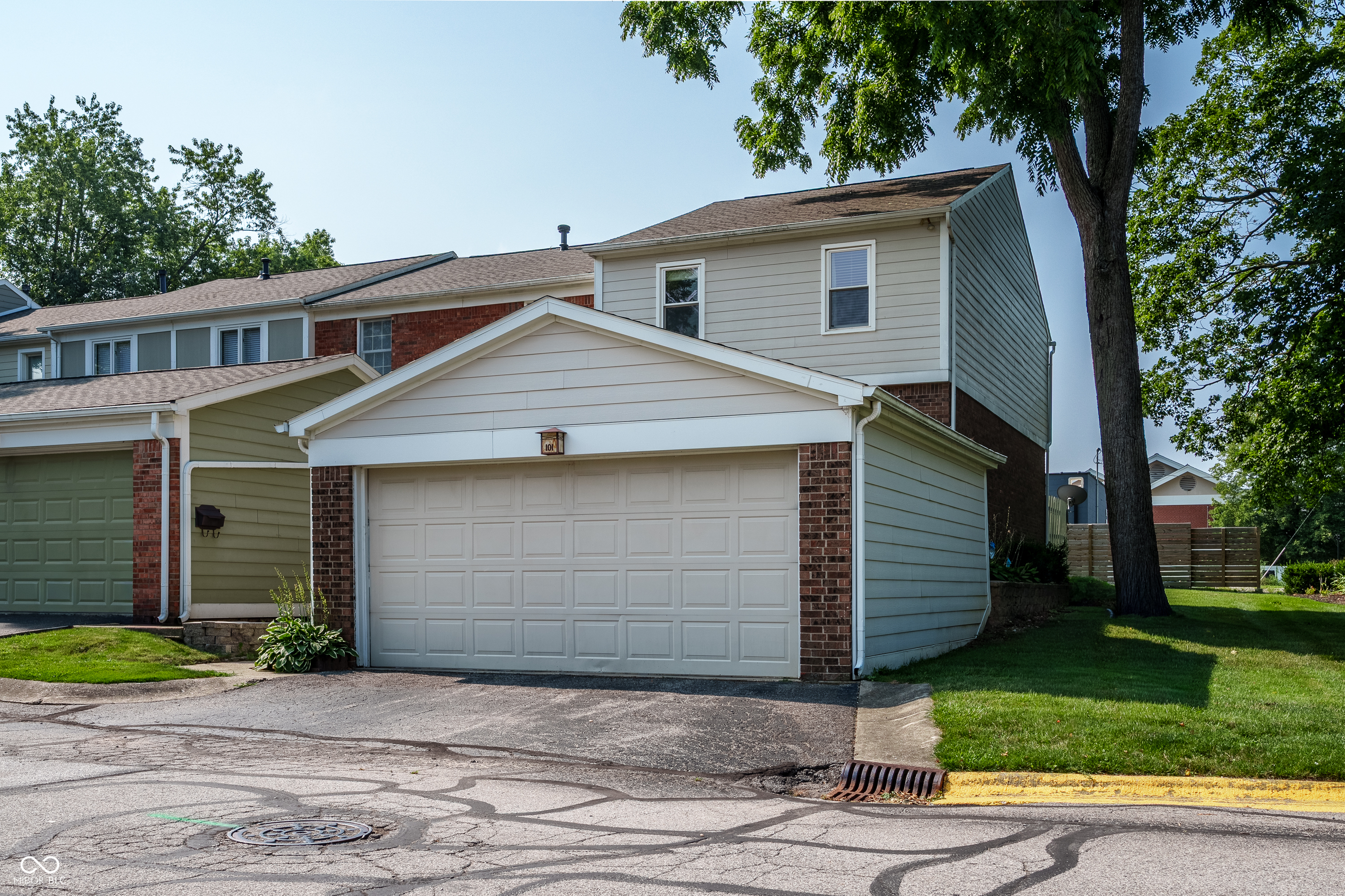 2nd image of 101 Carmelaire Dr, Carmel, IN 46032 | MLS# 22117217