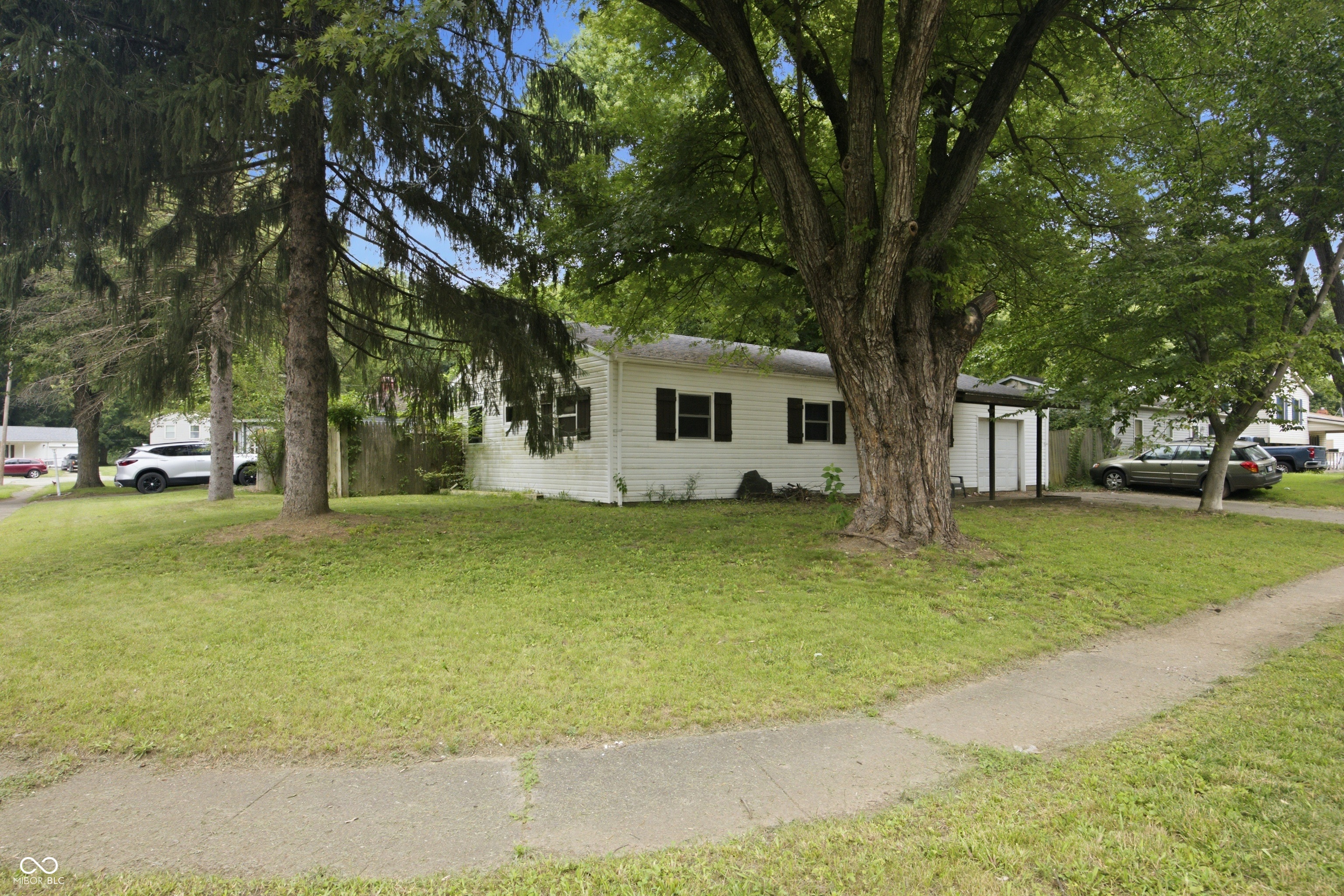 3rd image of 612 Hampton Ln, Chesterfield, IN 46017 | MLS# 22118787