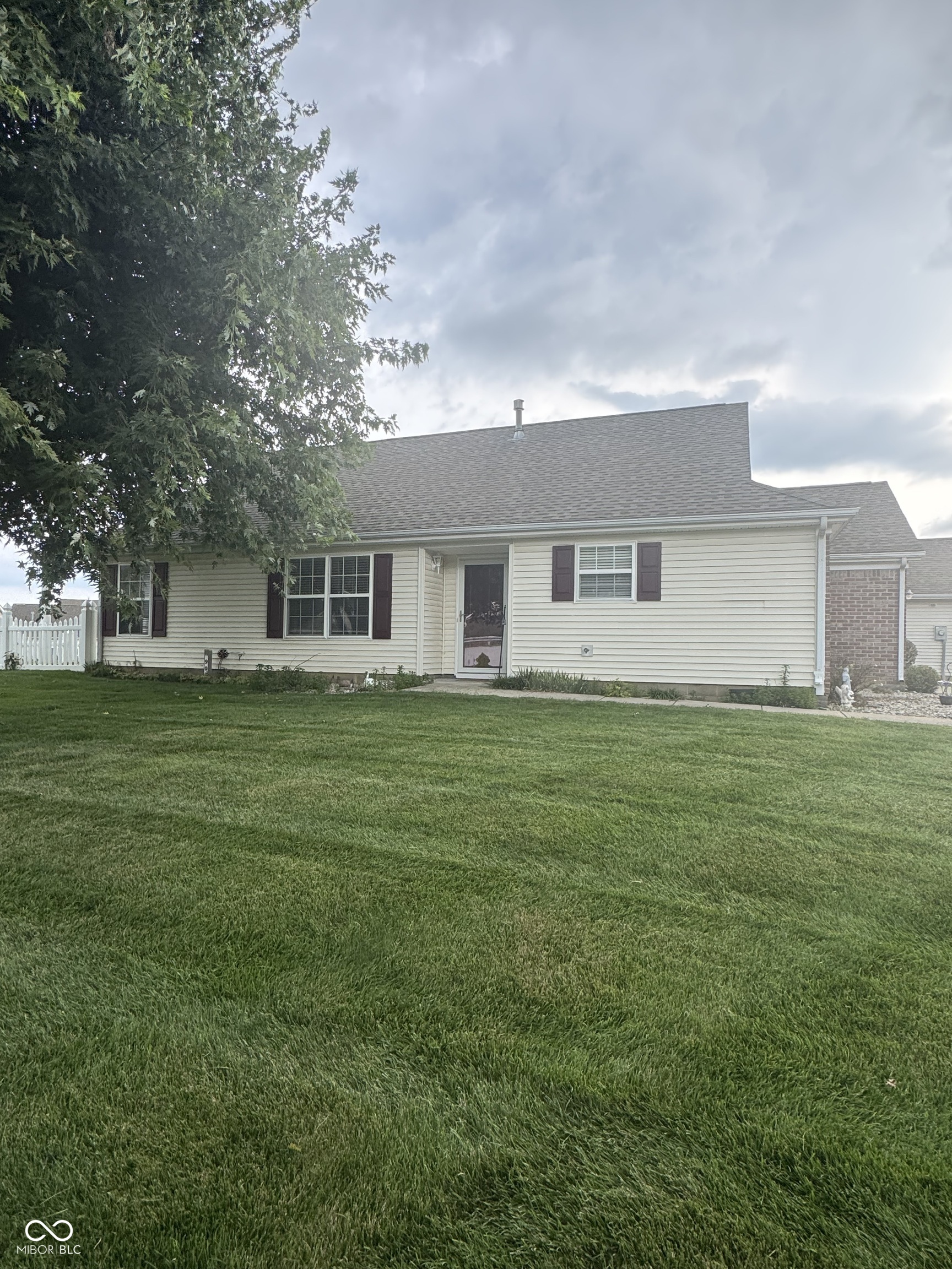 3rd image of 909 W Lincoln Park West Dr, Greenwood, IN 46142 | MLS# 22119476