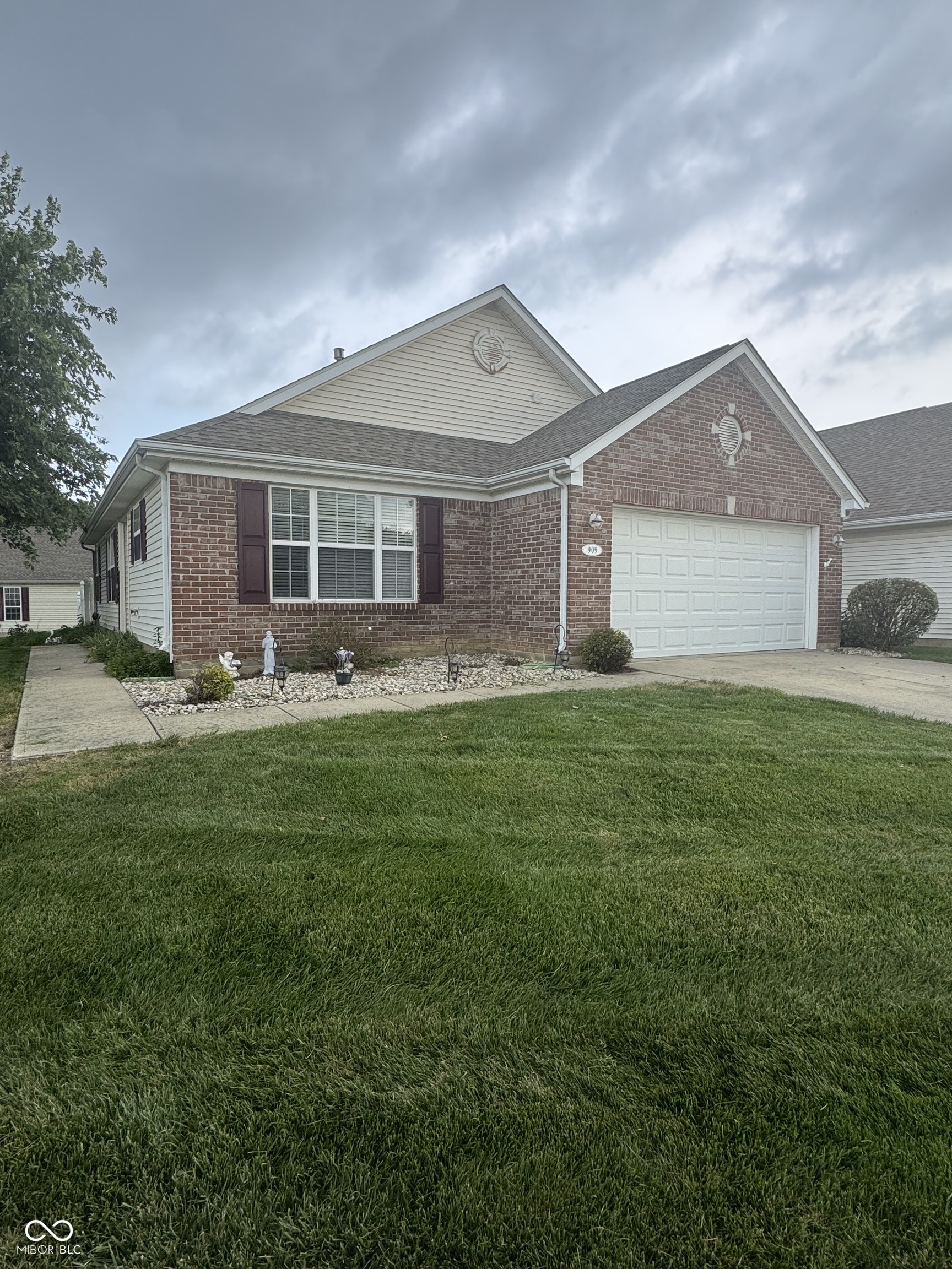 1st image of 909 W Lincoln Park West Dr, Greenwood, IN 46142 | MLS# 22119476